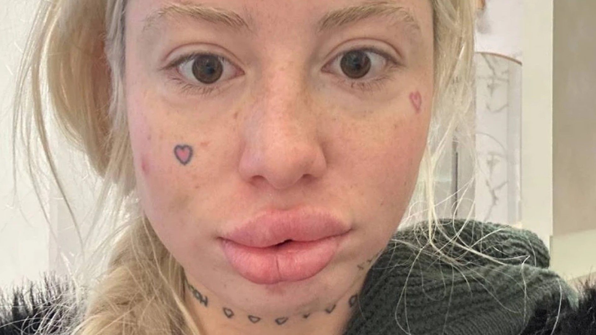 Хофманита без макияжа показывает губы