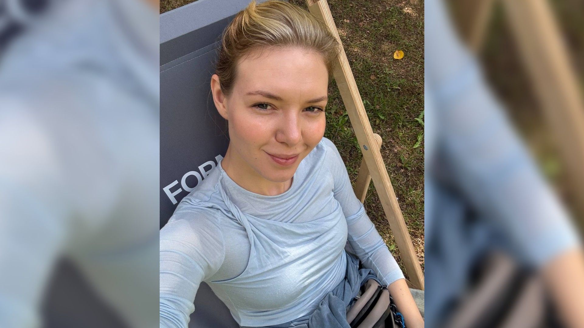 Владислава Ермолаева в голубом лонгсливе отдыхает в кресле на природе