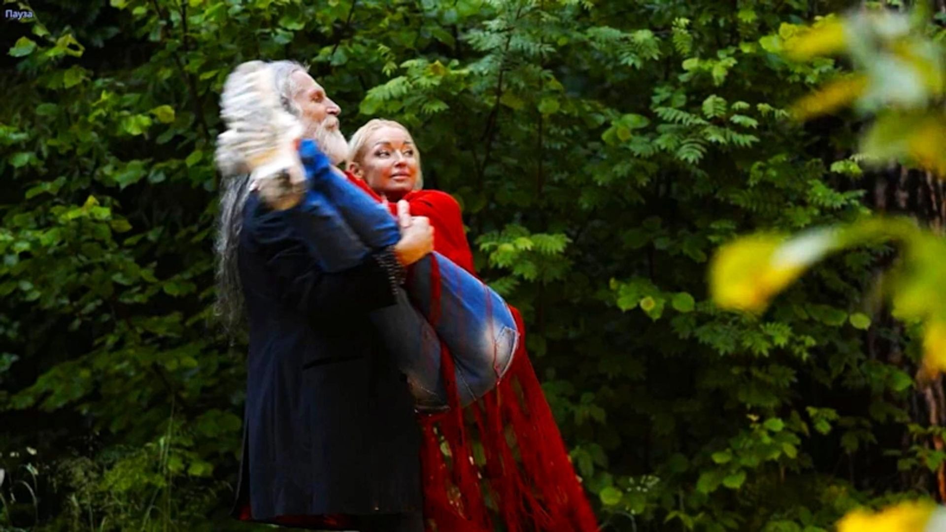 Волочкова и Джигурда обнимаются с улыбками на фоне деревьев