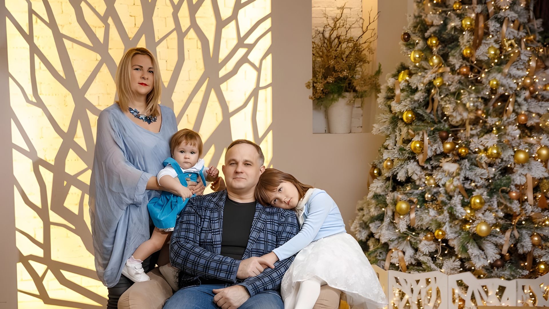 Василий и Екатерина Шуровы, а также их дочки на семейной фотосессии