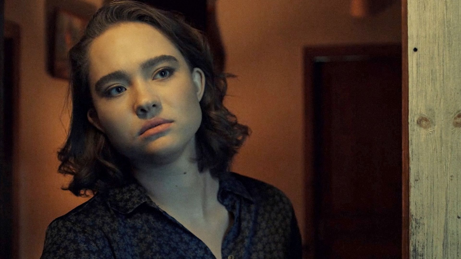 Александра Киселёва в платье и с укладкой, смотрит в сторону, кадр из сериала