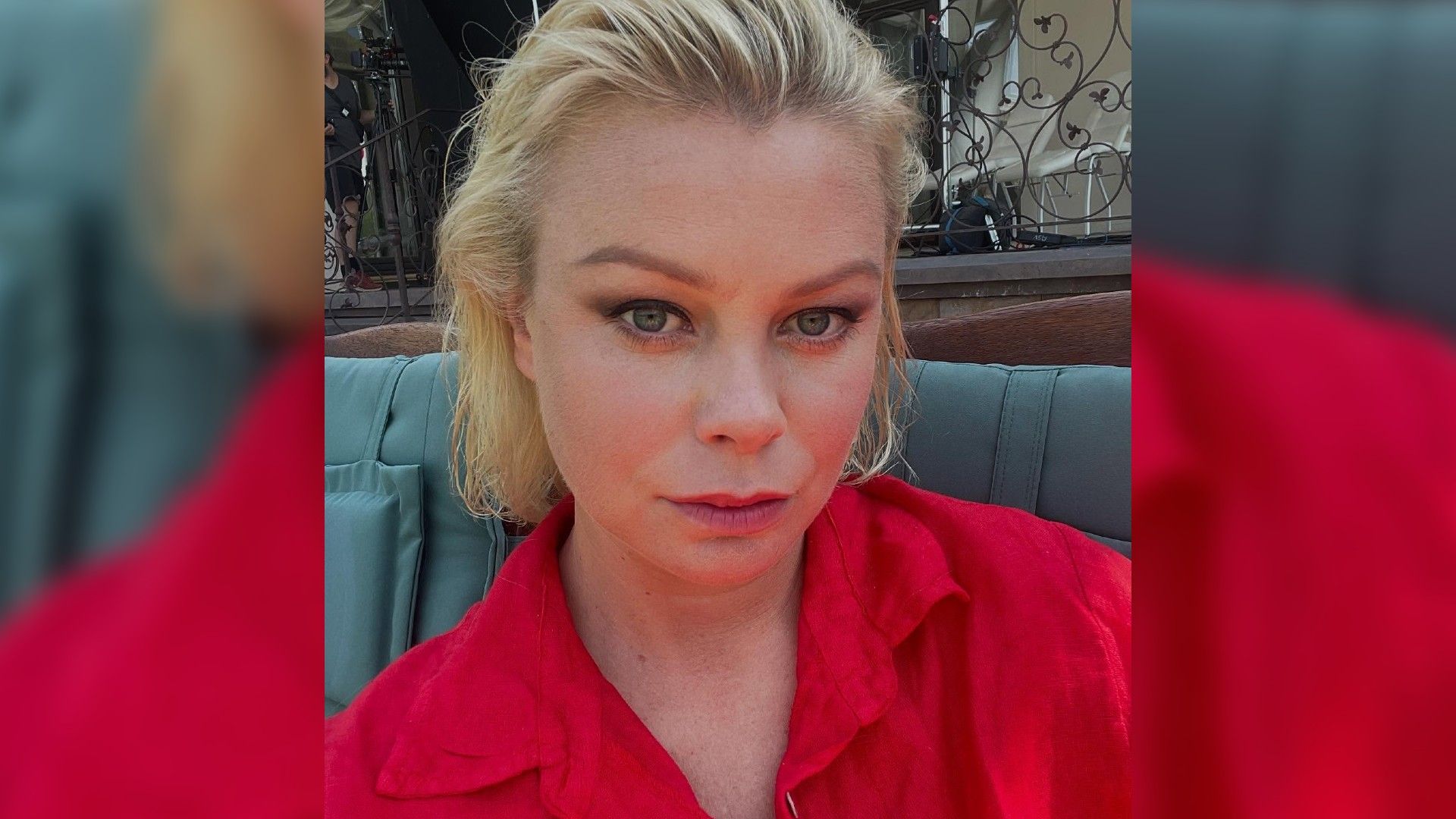 Селфи Евгении Осиповой в красной одежде