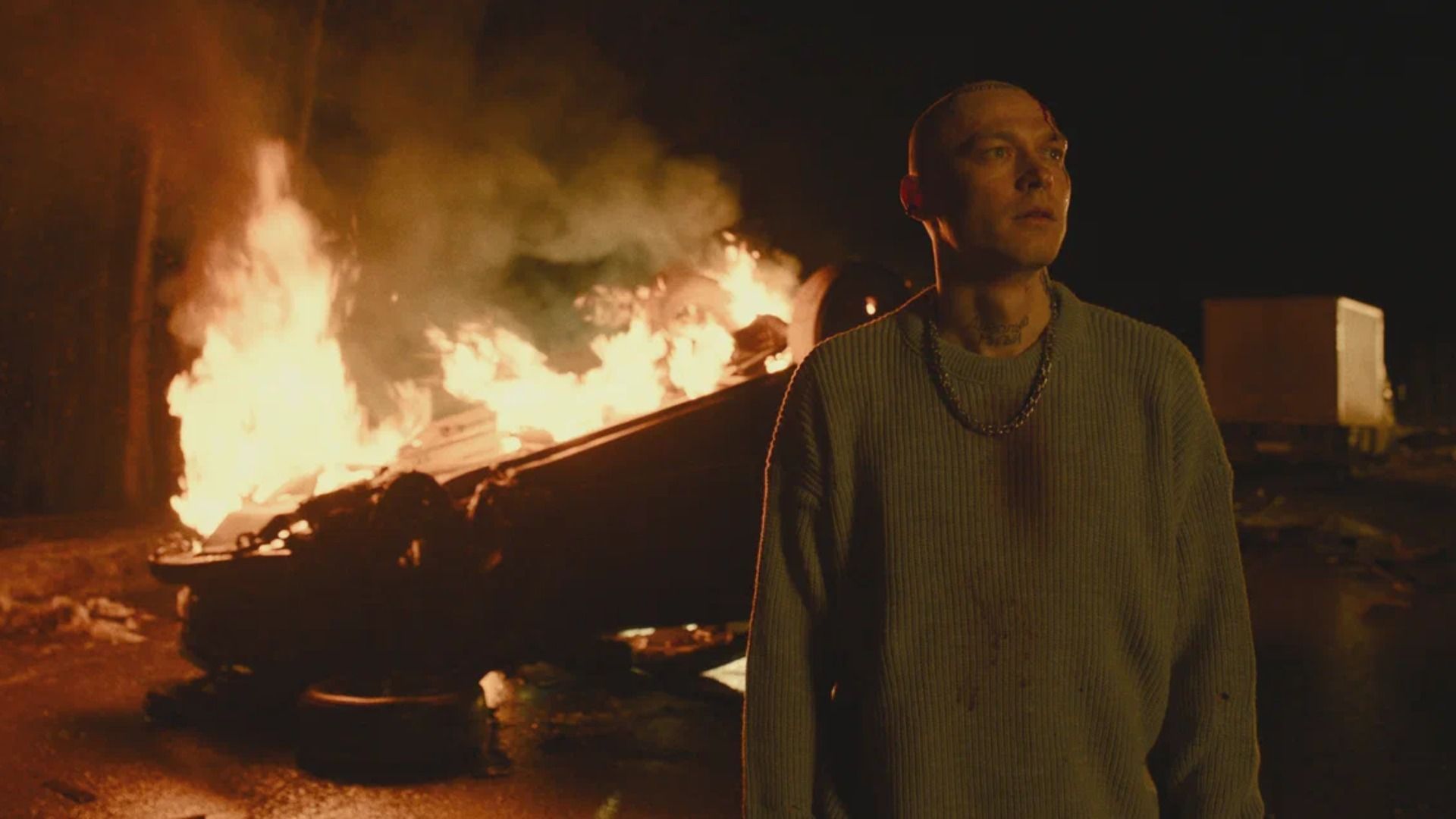 Актер Юра Борисов стоит у горящей машины