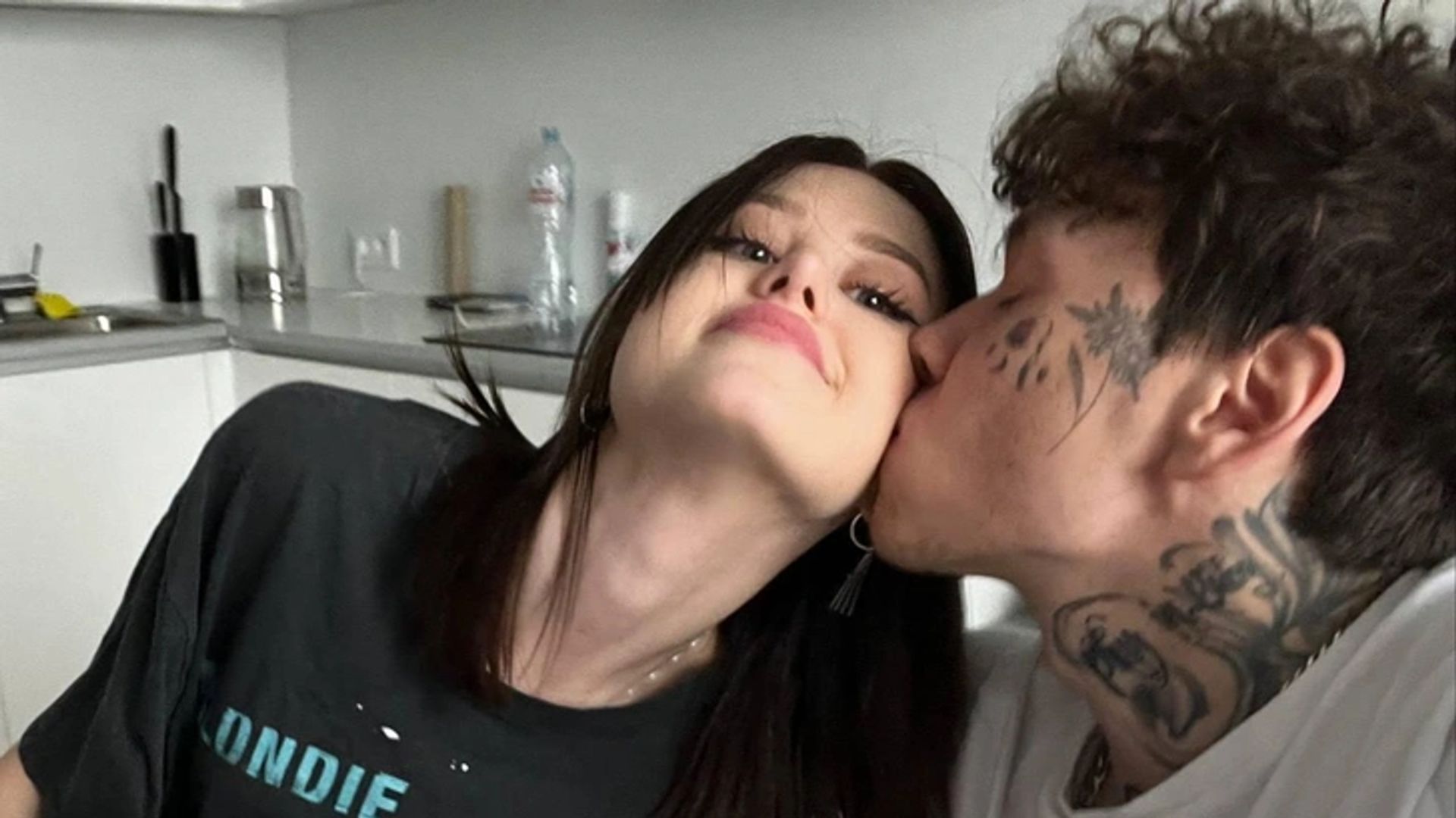 Глеб Викторов целует Диану Астер, снимая в это время селфи