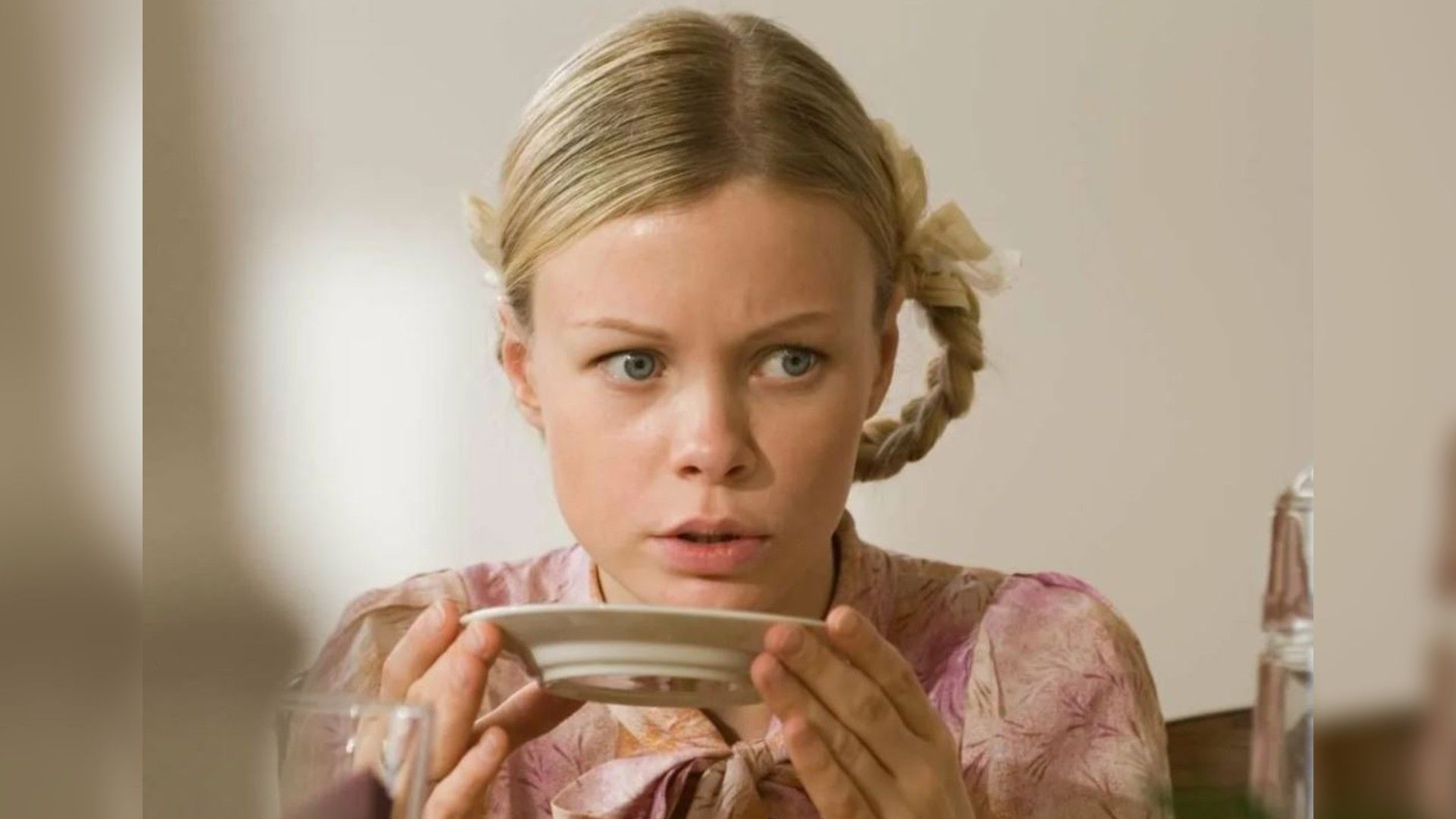 Евгения Осипова пьет чай из блюдца и о чем-то говорит