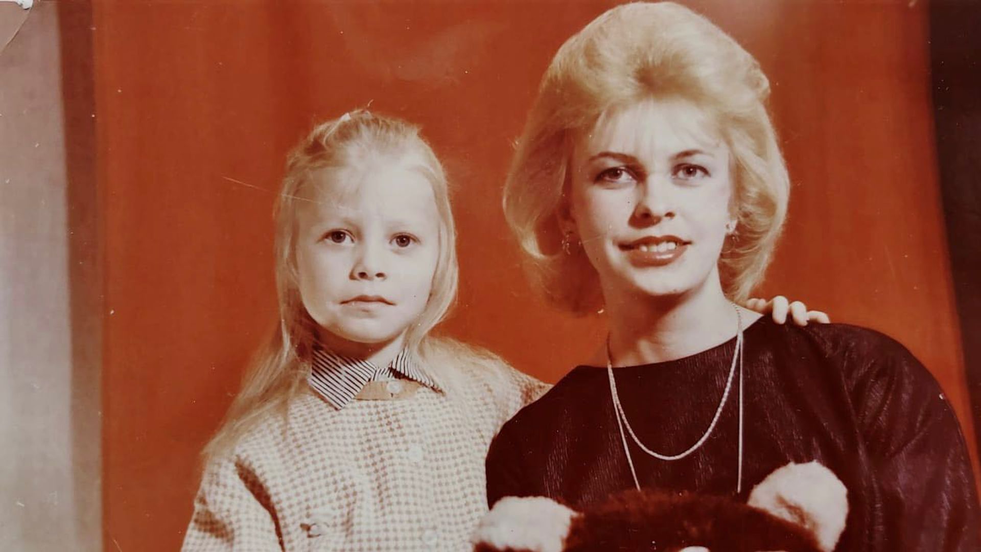 Евгения Осипова в детстве и ее мама в молодости