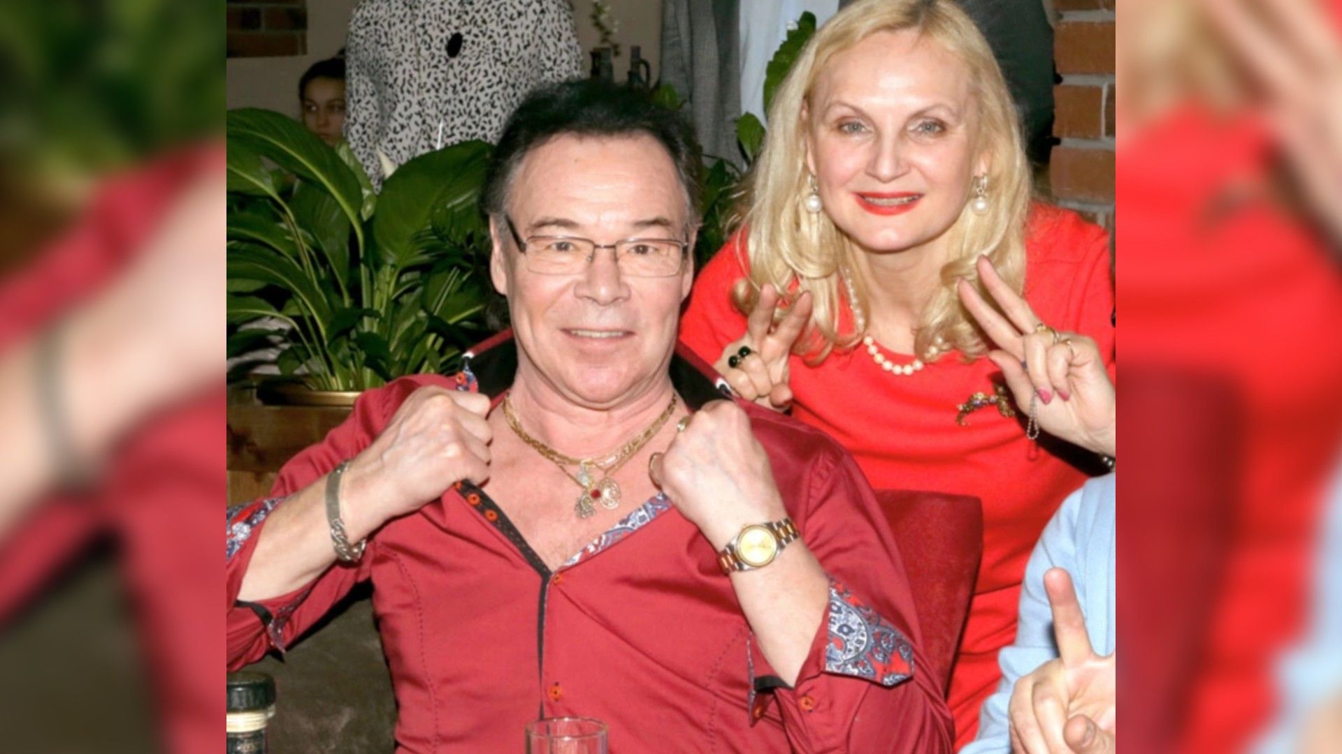 Михаил Муромов и Людмила Сигарева в красных нарядах позируют перед камерой