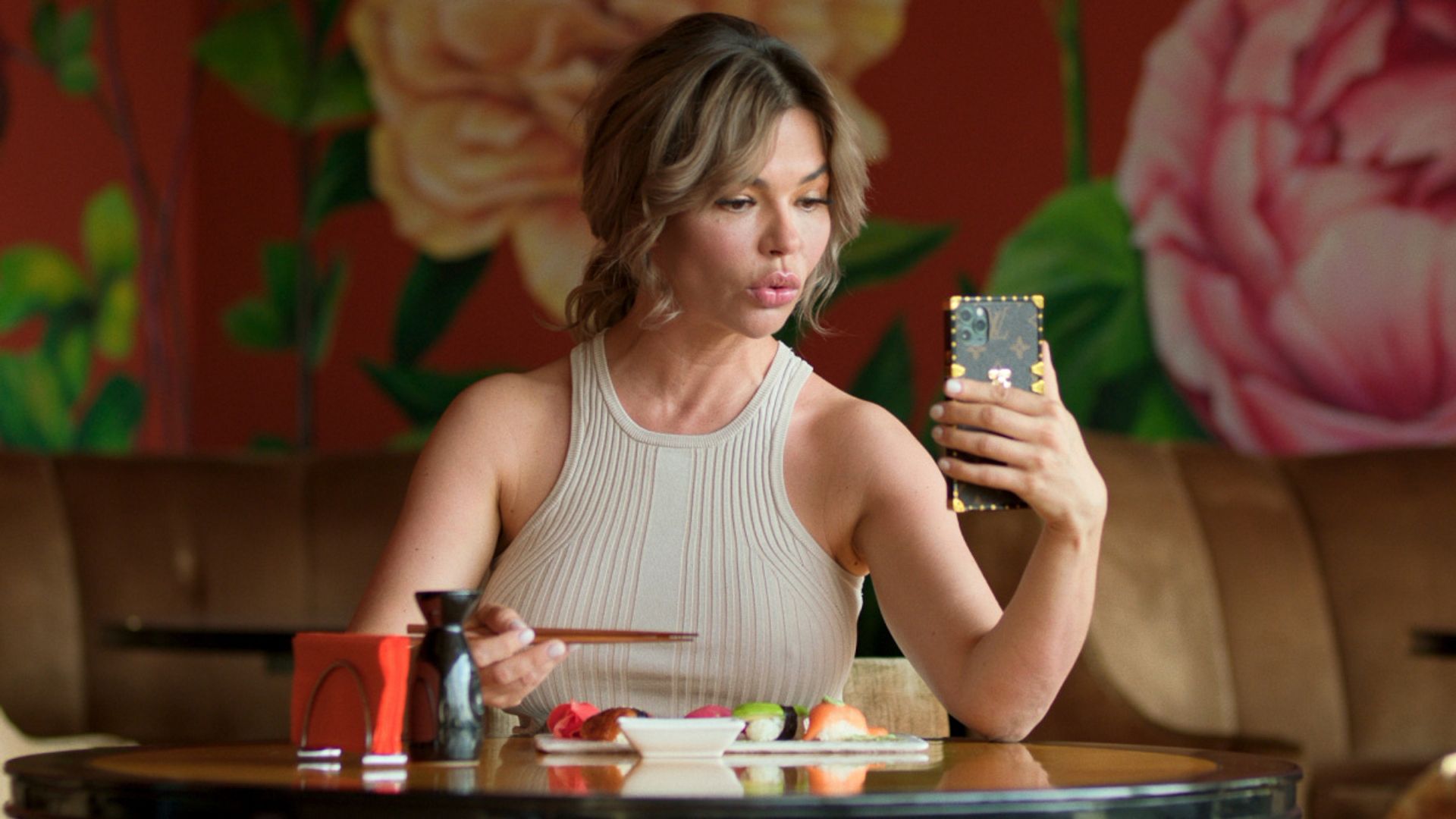 Карина Зверева ест суши и смотрит в телефон