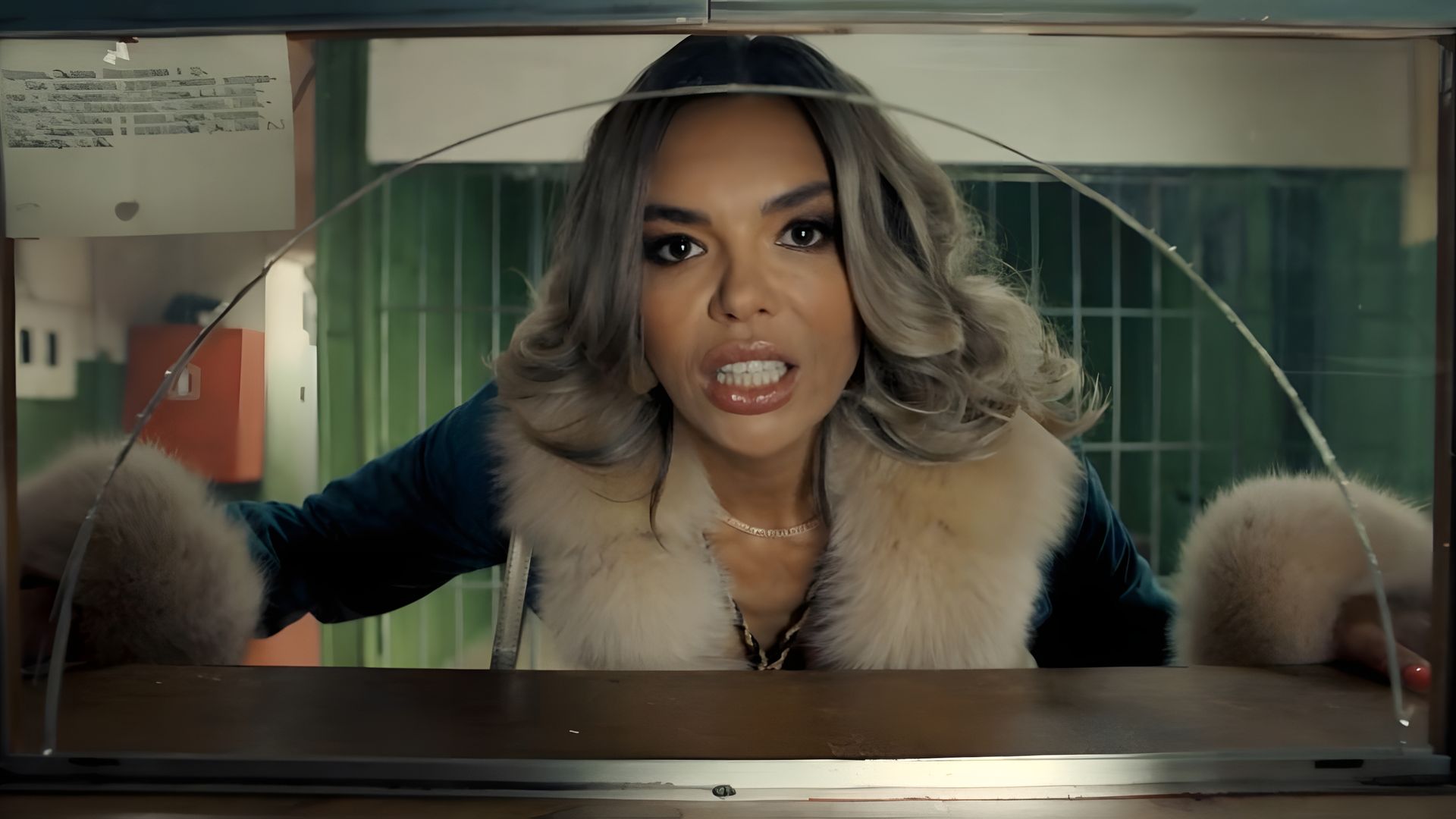 Карина Зверева с роскошной укладкой смотрит со злым выражением лица в окошко кассы