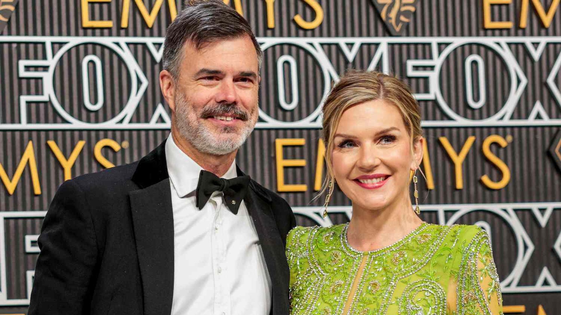 Рэй Сихорн и Грэм Ларсон обнимаются на фоне фотостены FOX