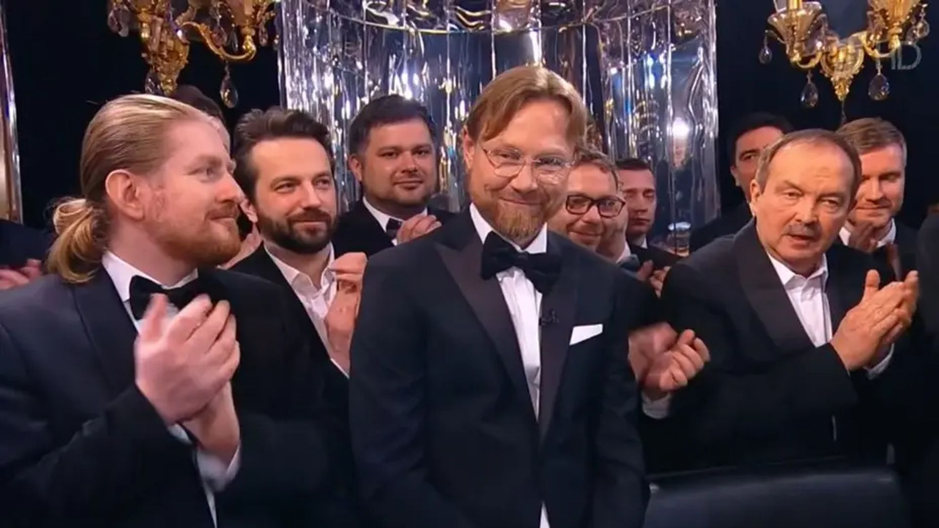 Валерий Карпин в вечернем костюме в окружении знатоков что где когда