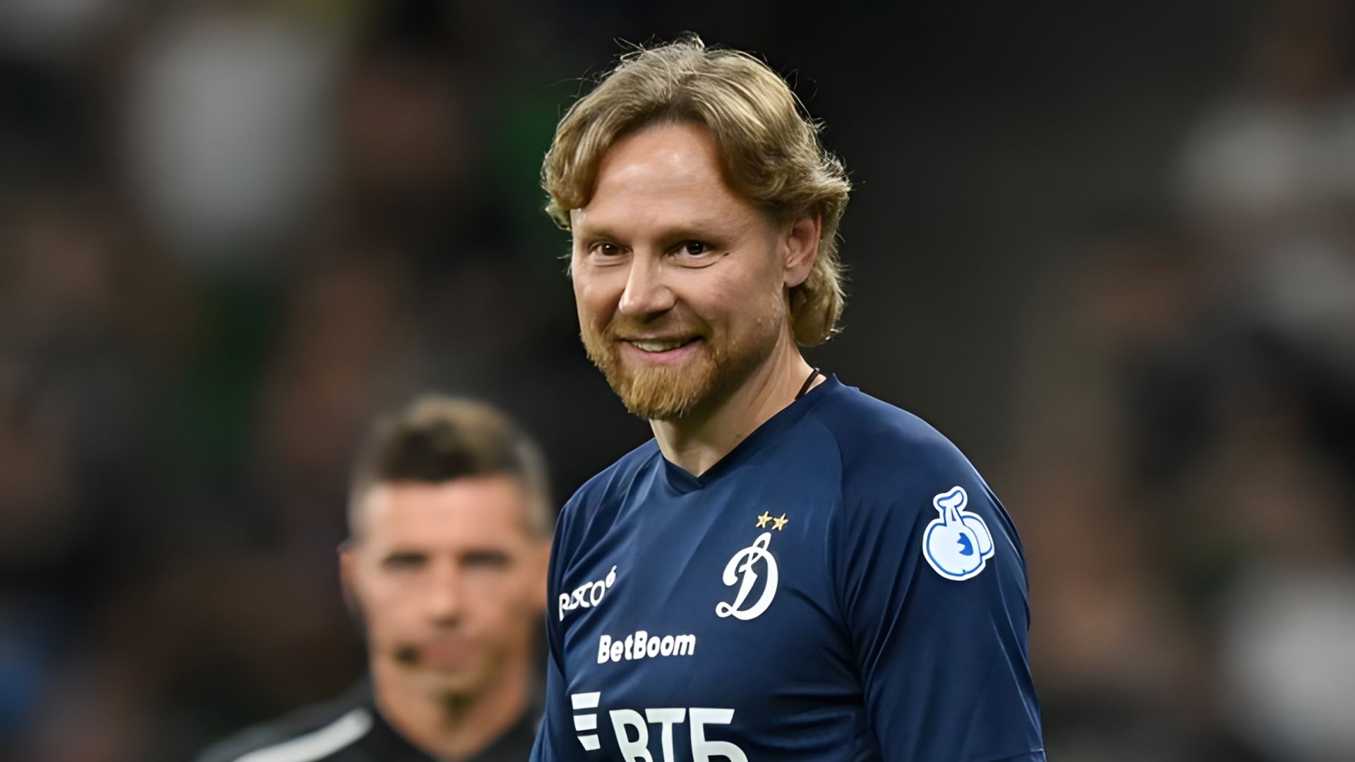 Валерий Карпин на футбольном поле в форме "Динамо"