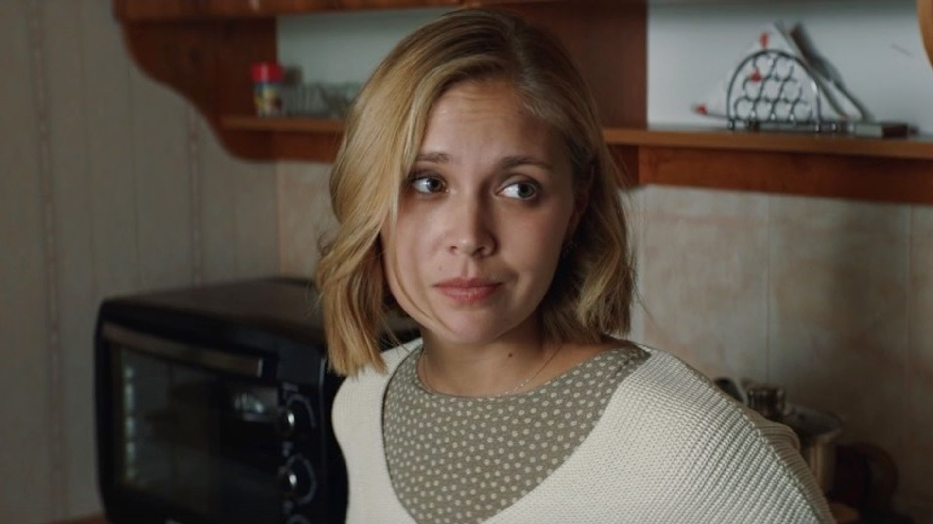 Виктория Романенко, лицо крупным планом, лёгкая улыбка, квартира на фоне