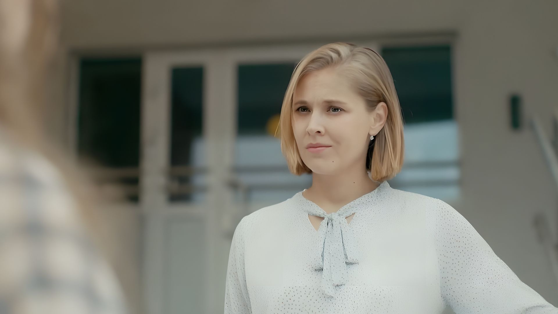 Виктория Романенко c каре смотрит в камеру со скептическим выражением лица