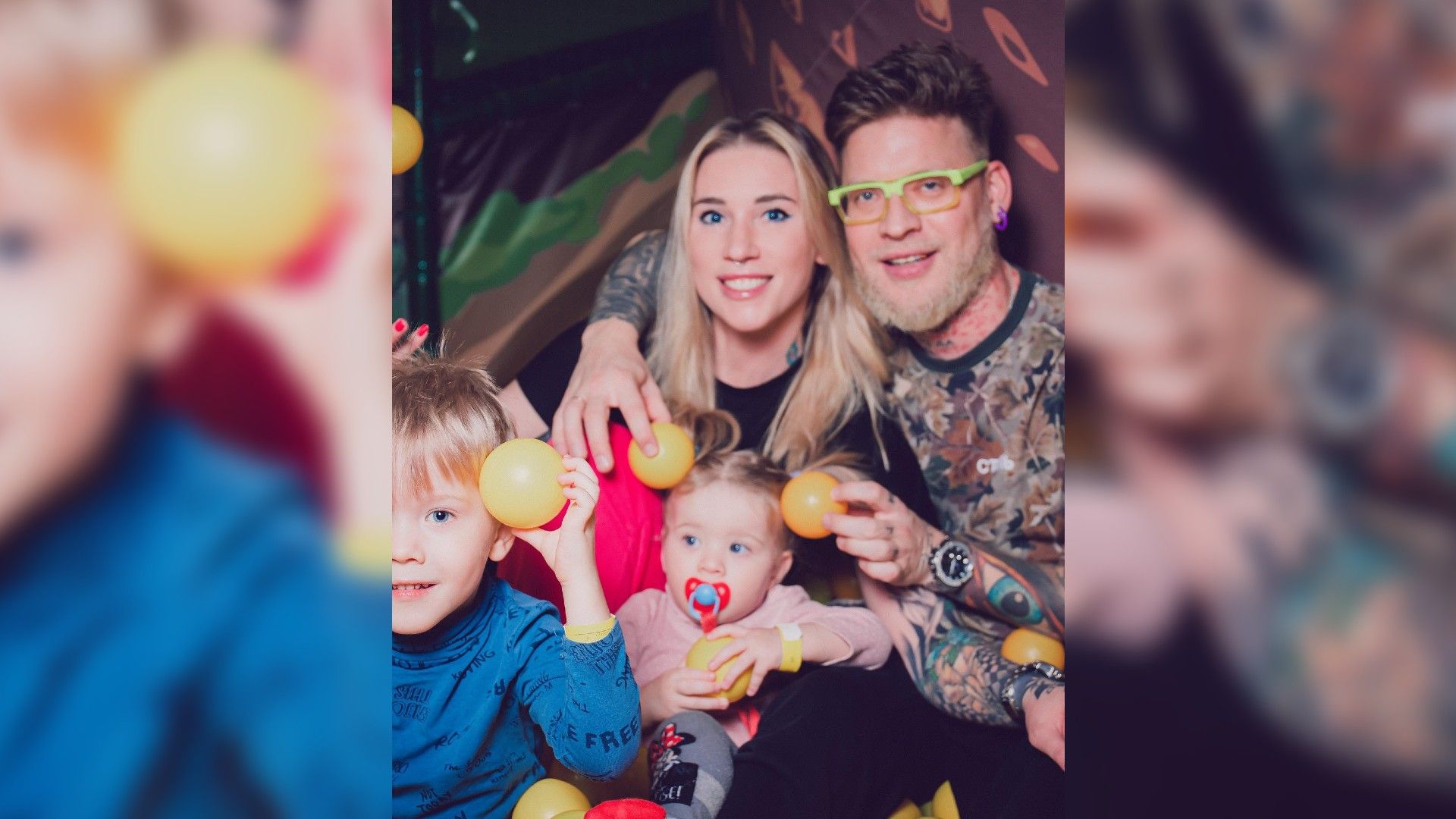 Блогер Габар с женой и двумя детьми в семейной фотосессии