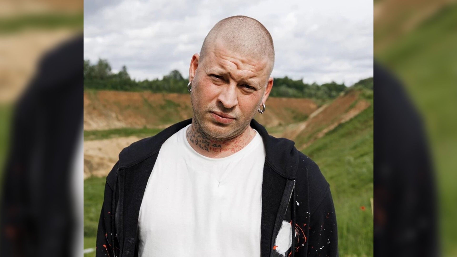 Габар в черной толстовке, бритый налысо, смотрит в камеру