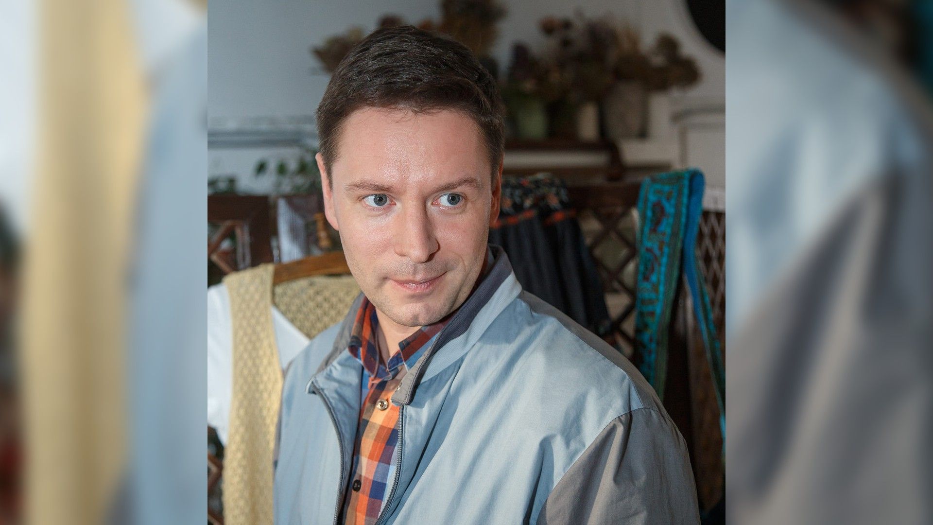 Владимир Жеребцов в рубашке и нейлоновой куртке смотрит вбок