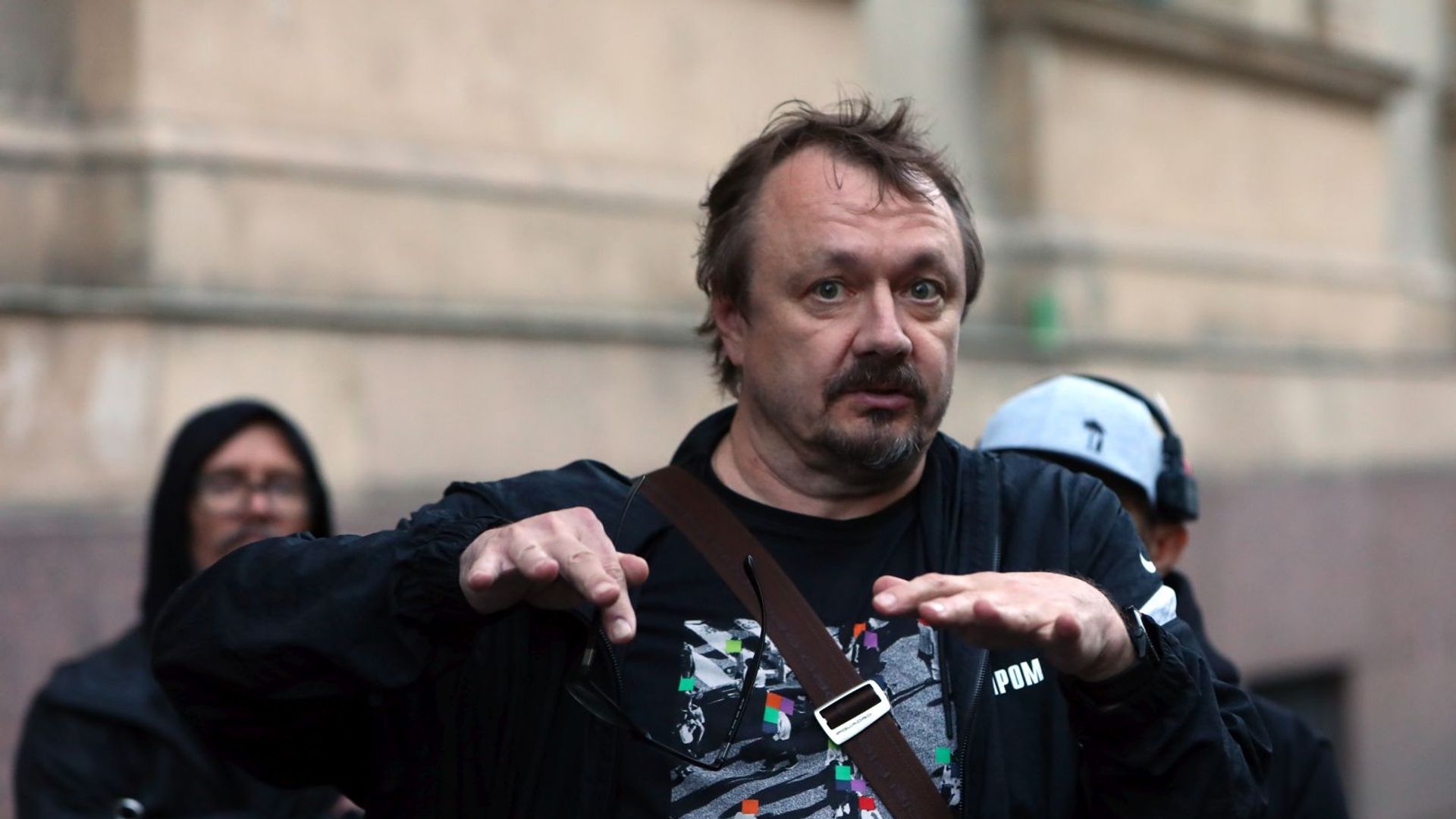 Владимир Шевельков с бородой жестикулирует на улице