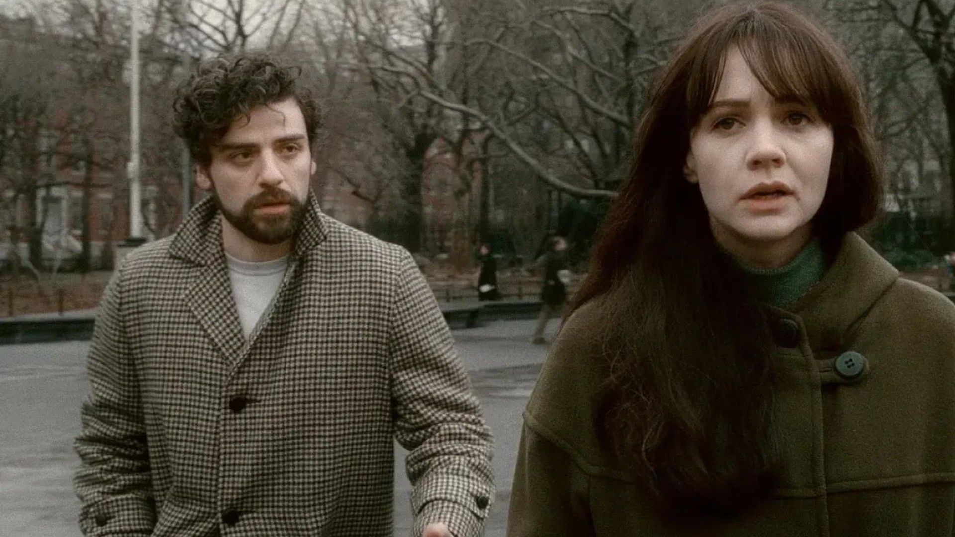 Кэри Маллиган в пальто идет по улице, Оскар Айзек догоняет её