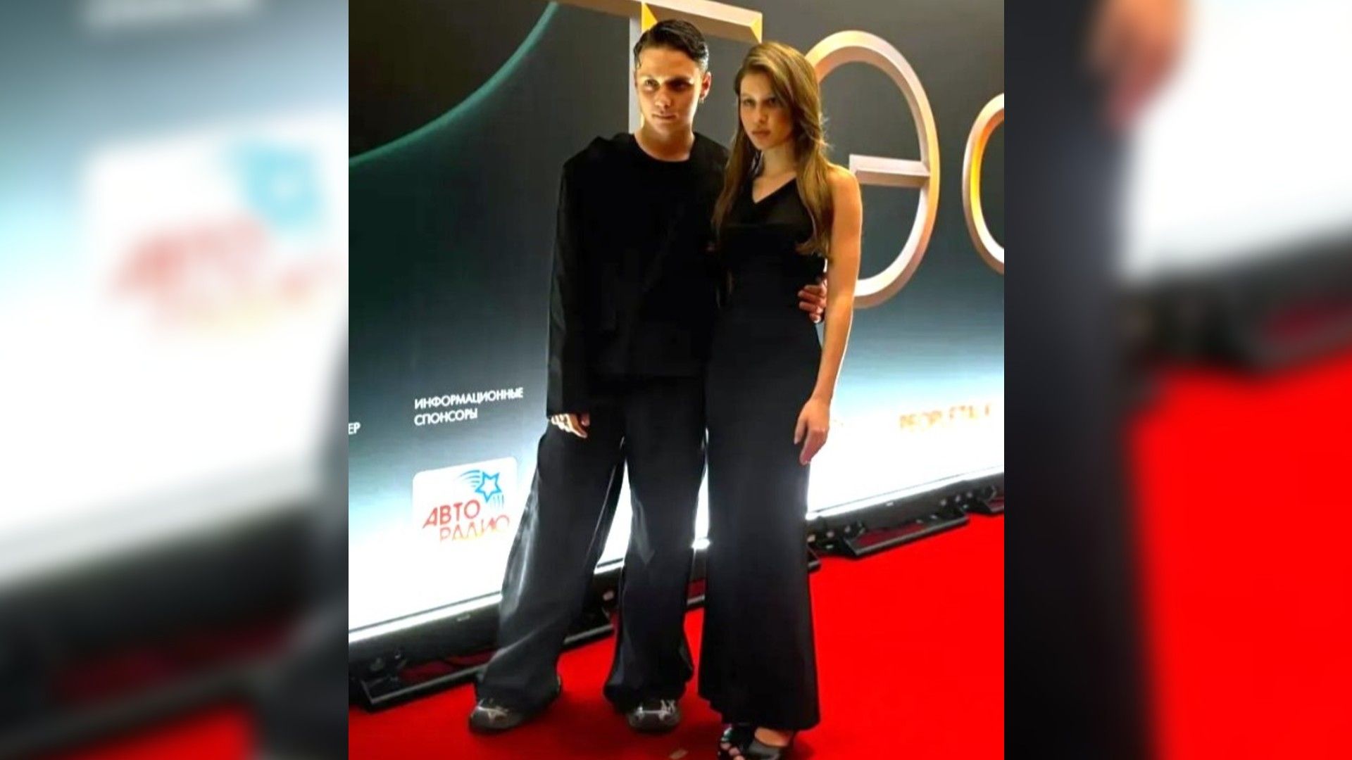 Ваня Дмитриенко и Анна Пересильд обнимаются на красной дорожке премии ТЭФИ