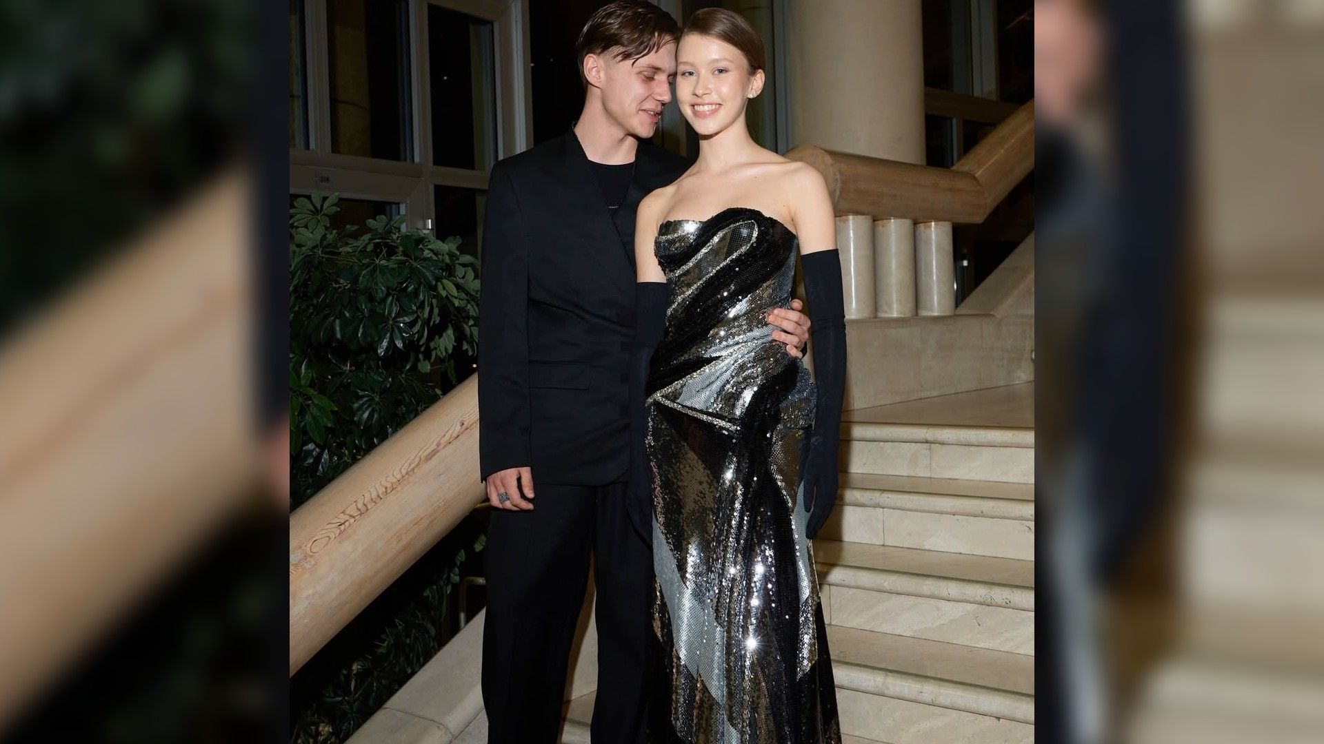 Ваня Дмитриенко в костюме приобнимает за талию Анну Пересильд в чёрном вечернем платье