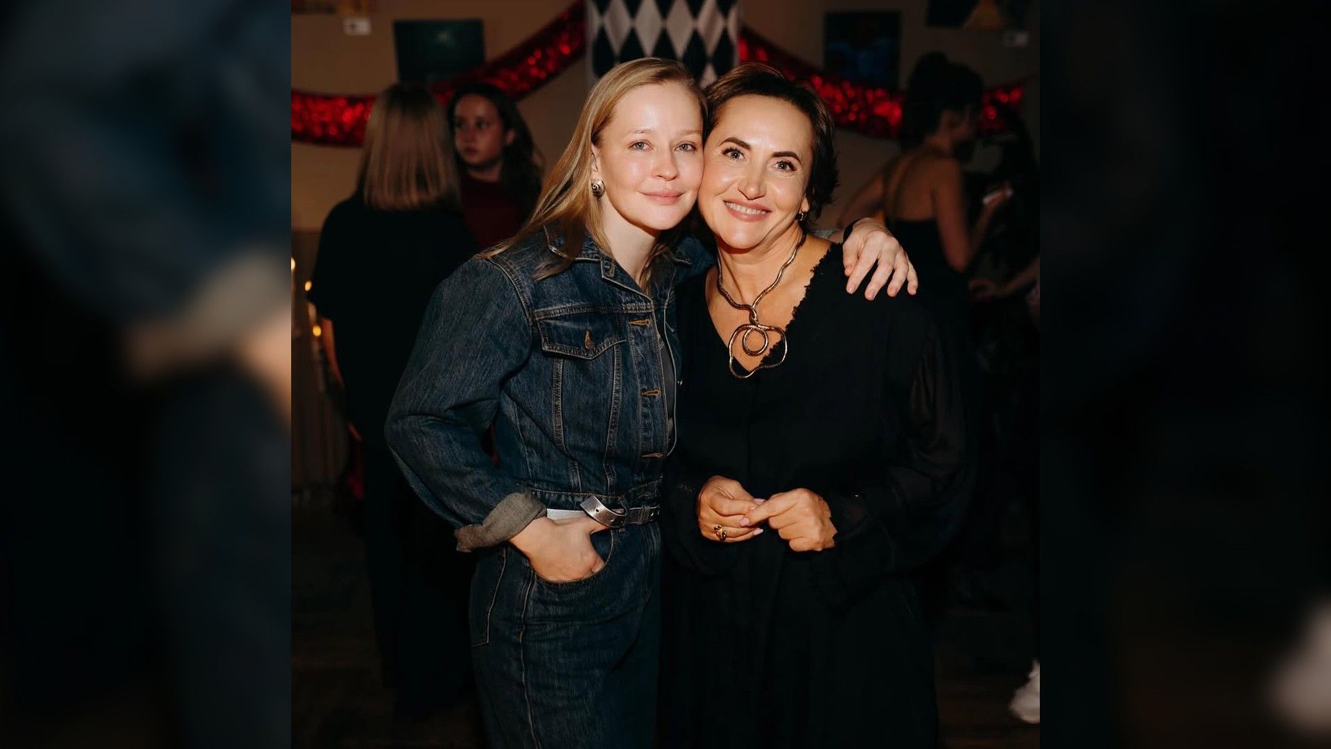 Юлия Пересильд и Светлана Дмитриенко вместе позируют перед камерой