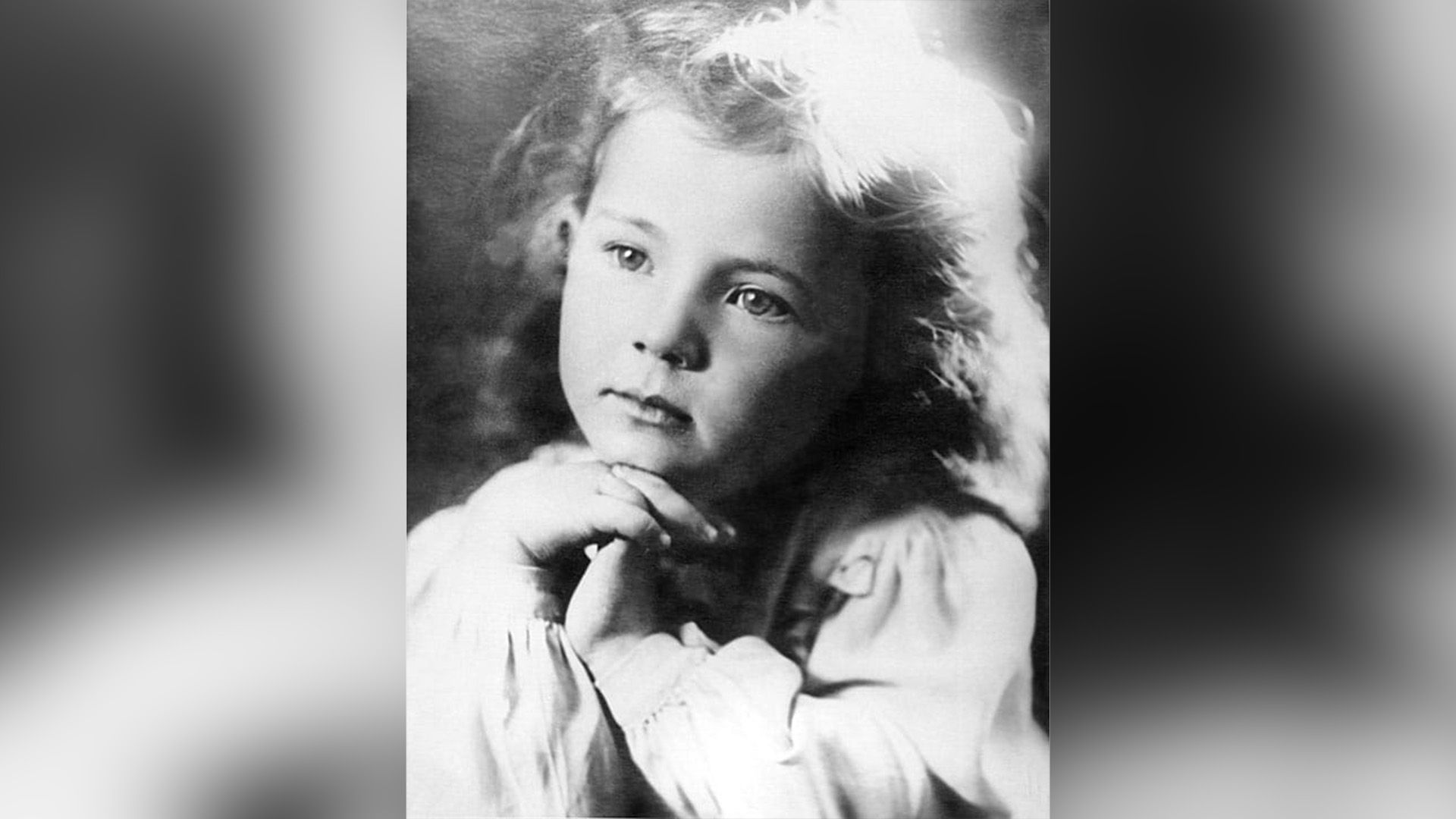 Лариса Рубальская в детстве задумчиво смотрит в сторону