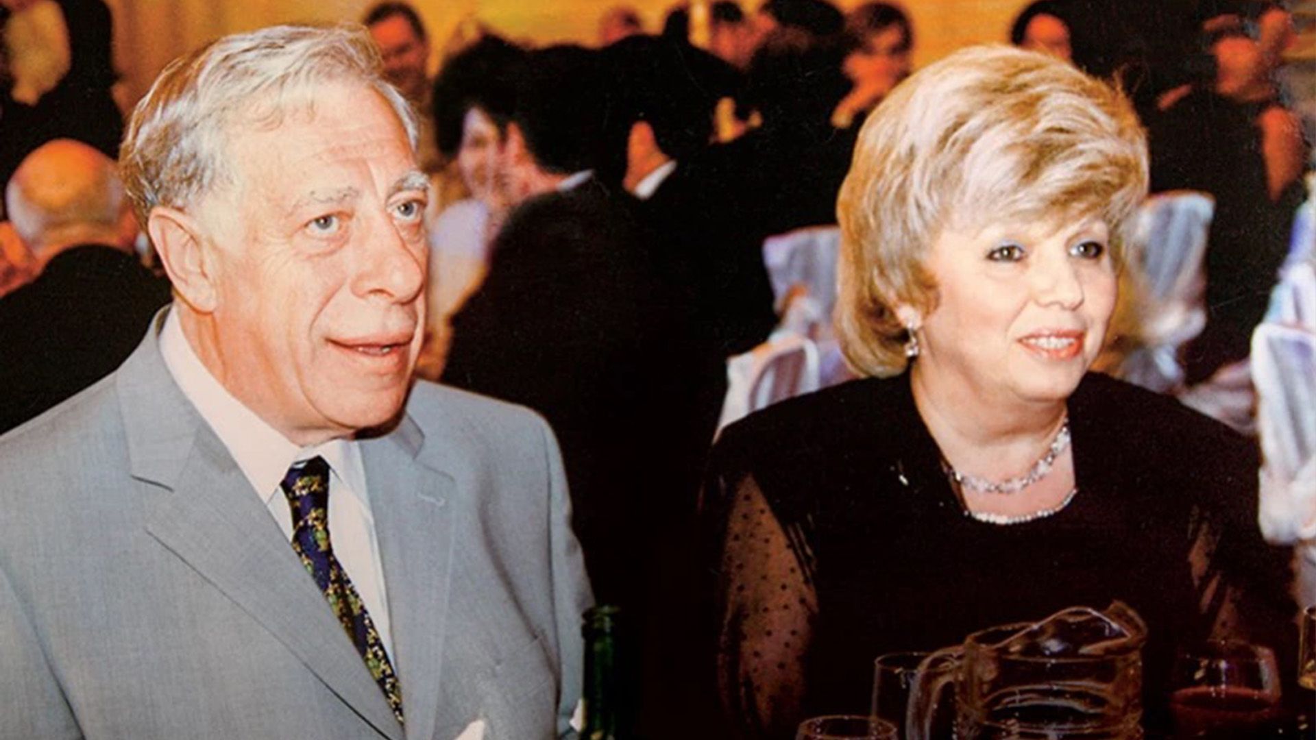 Лариса Рубальская в чёрном платье и её муж Давид Розенблат в сером пиджаке