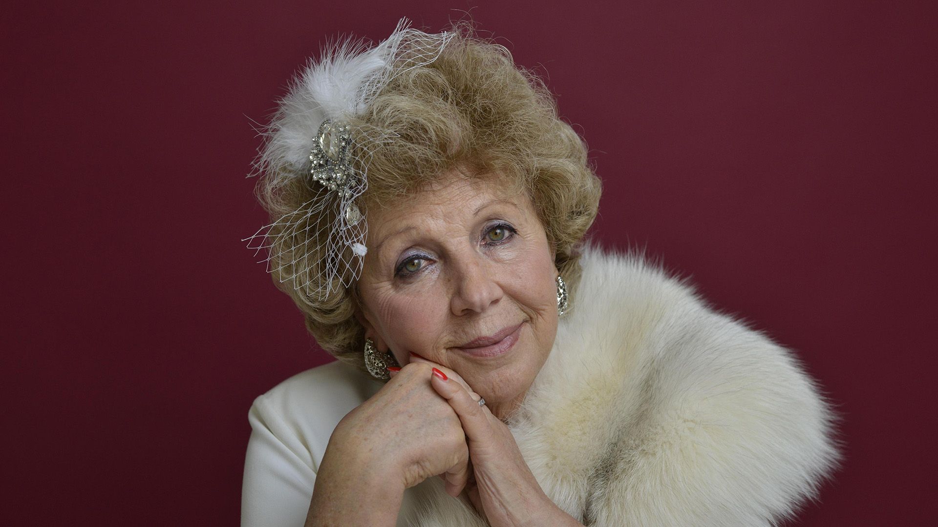 Лариса Рубальская в белом меховом воротнике и с блестящей заколкой в волосах