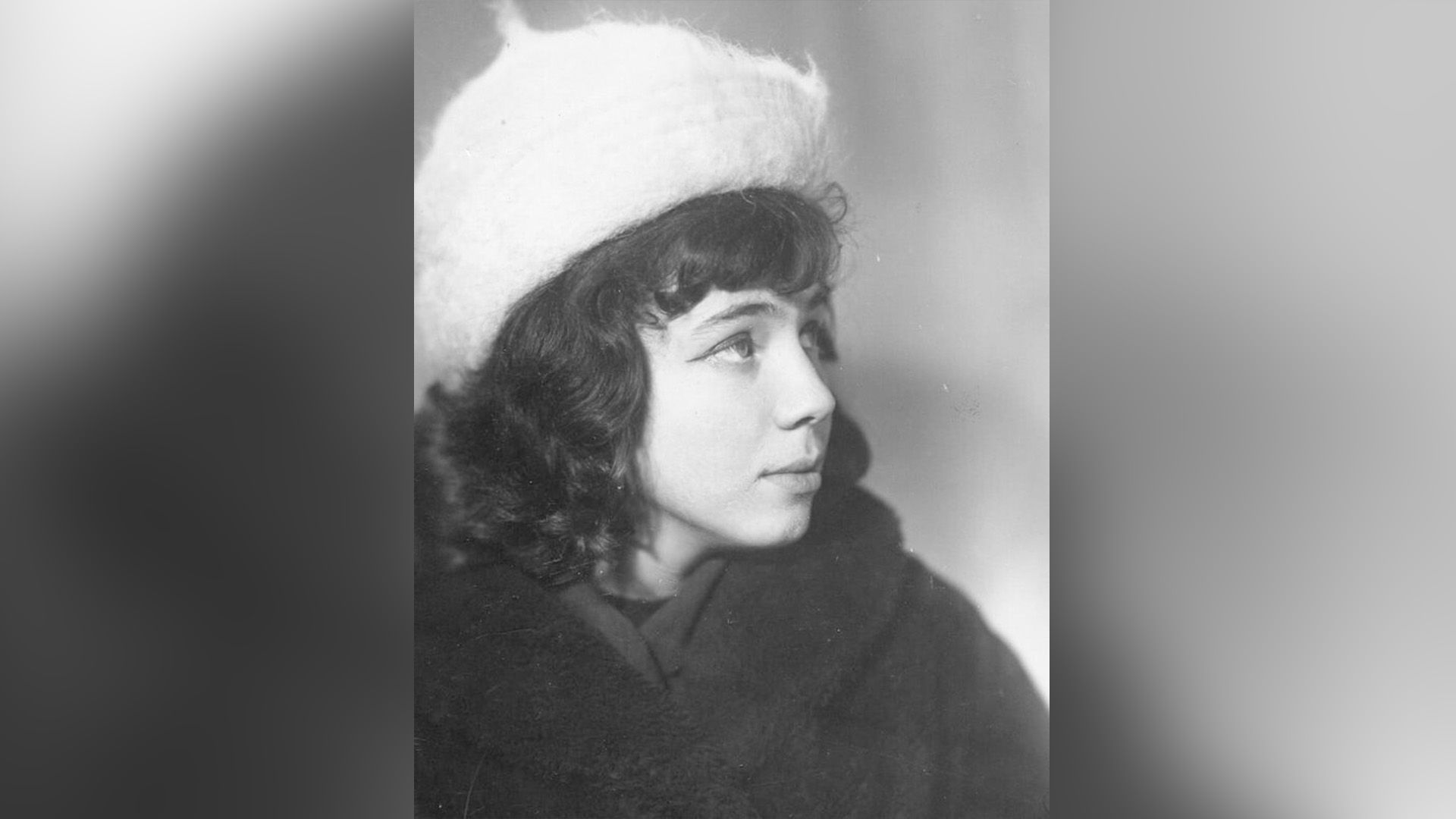 Молодая Лариса Рубальская в шубке и белом берете в профиль