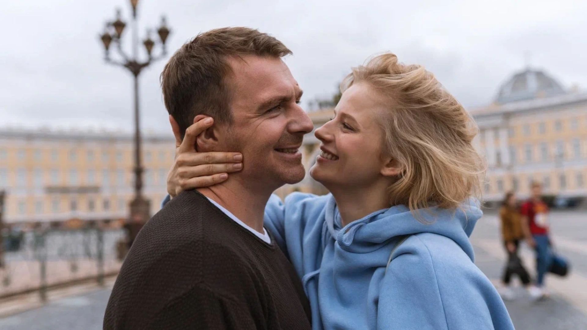 Антон Васильев и Александра Бортич беседуют на фоне центра города, размытый фон