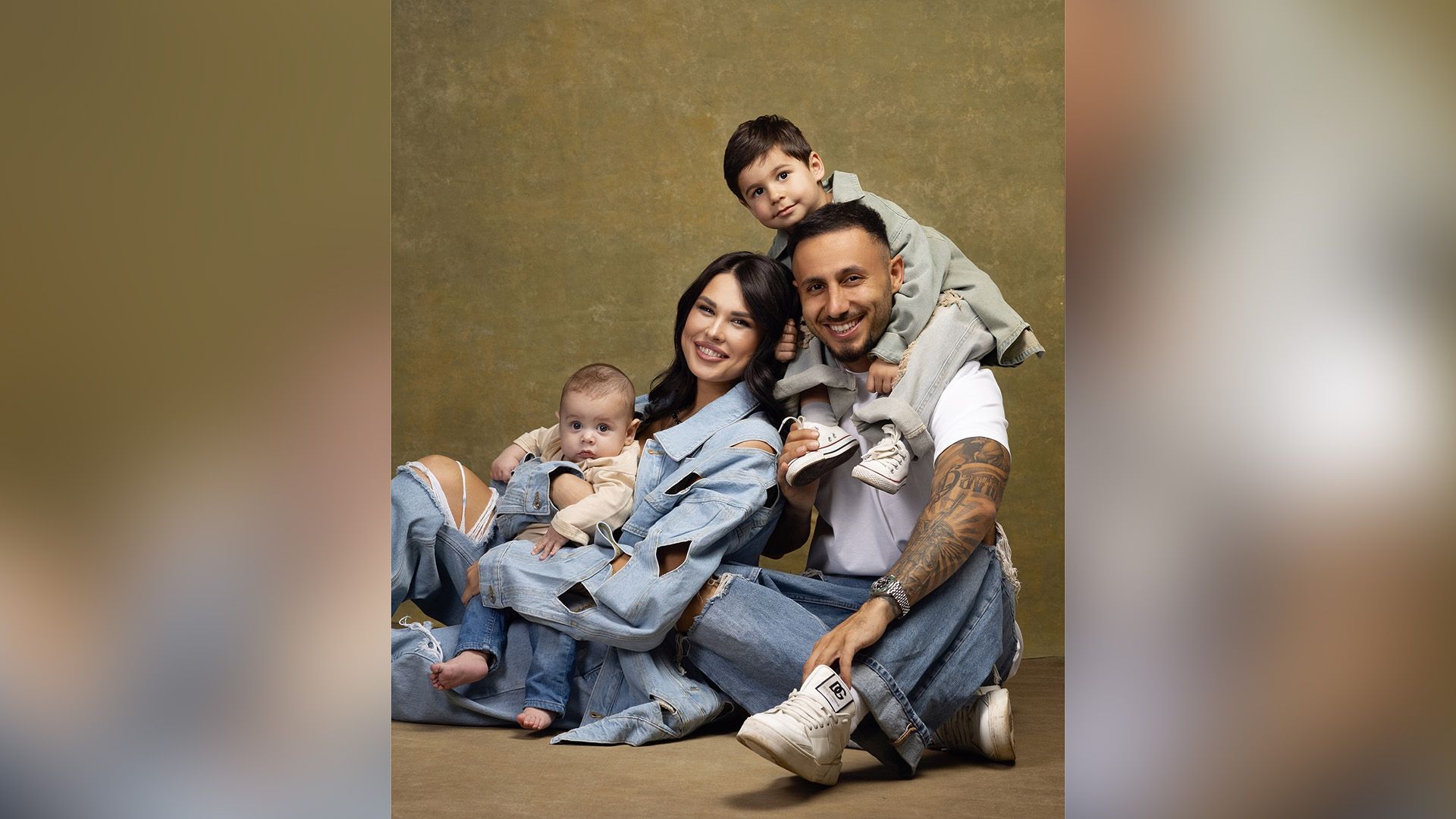 Ирина Пинчук и Арай Чобанян сидят на полу со своими детьми Давидом и Аланом