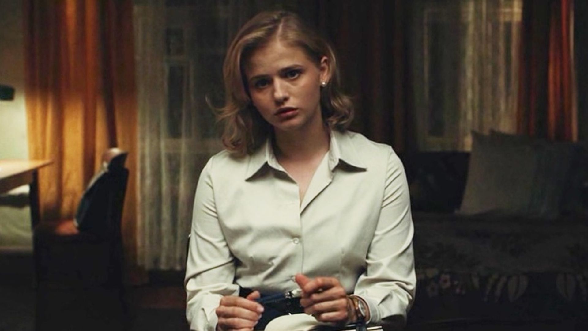 Саша Бортич в ретро-наряде на фоне комнаты эпохи 80-х