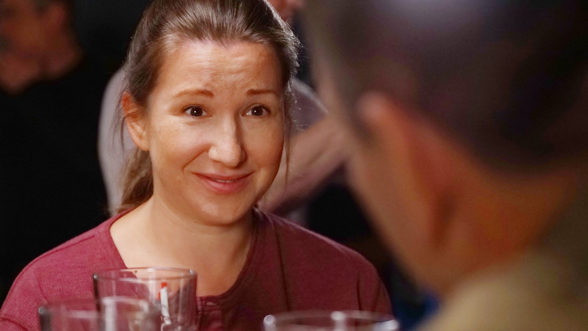 Елена Муравьёва без макияжа в красном свитшоте