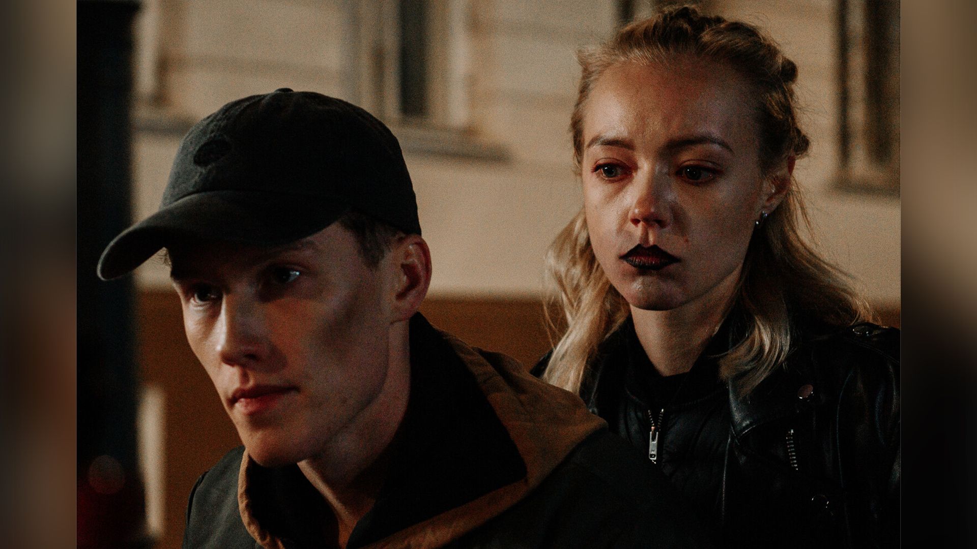 Илларион Маров в чёрной бейсболке и Виктория Агалакова с чёрной помадой на губах