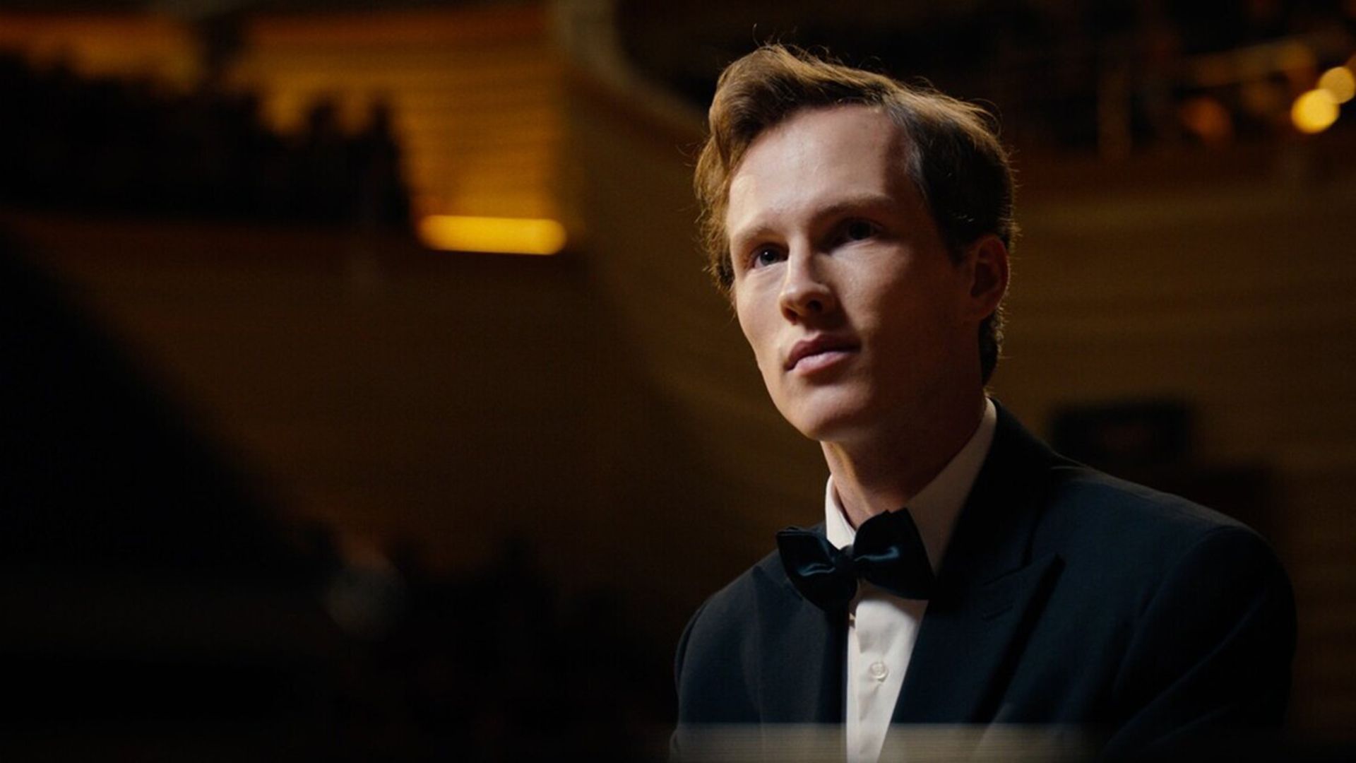 Илларион Маров в галстуке-бабочке смотрит вверх