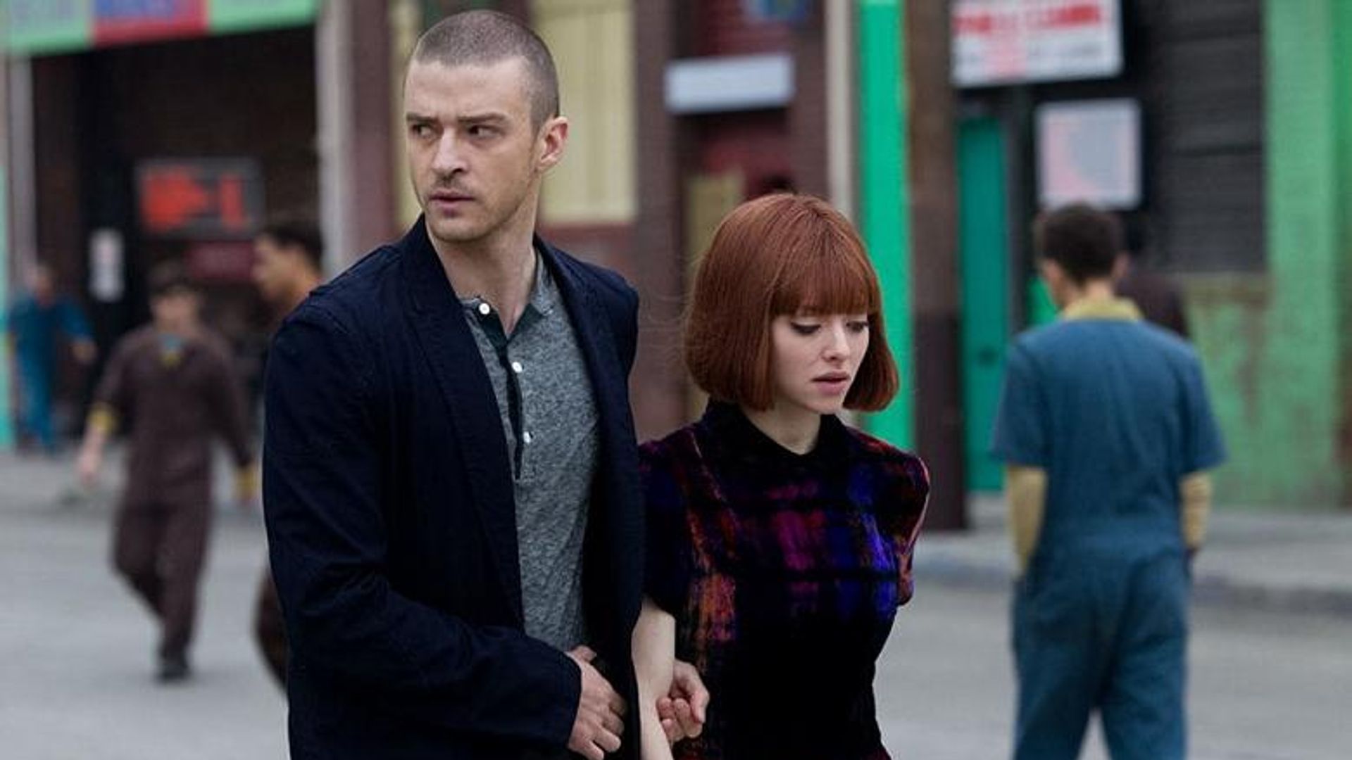 Джастин Тиберлейк и Аманда Сайфред идут по улице, кадр из фильма Время