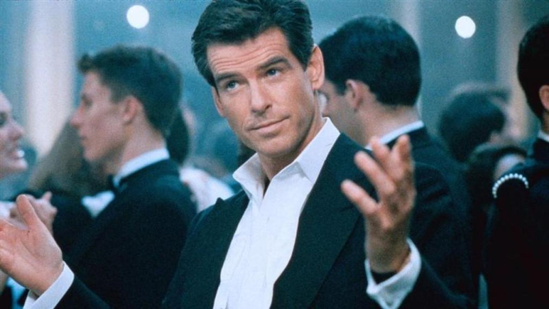 Пирс Броснан иронично разводит руками