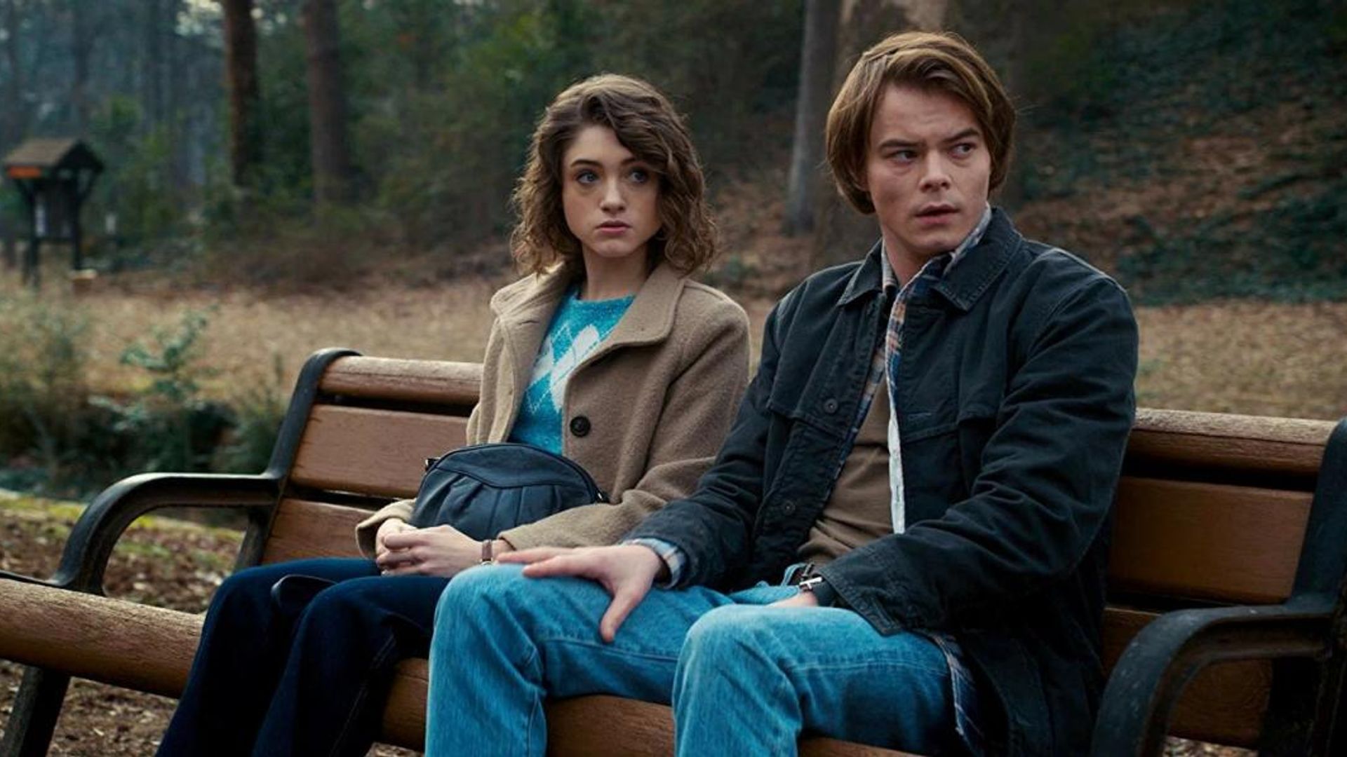 Чарли Хитон и Натали Дайер сидят на скамейке
