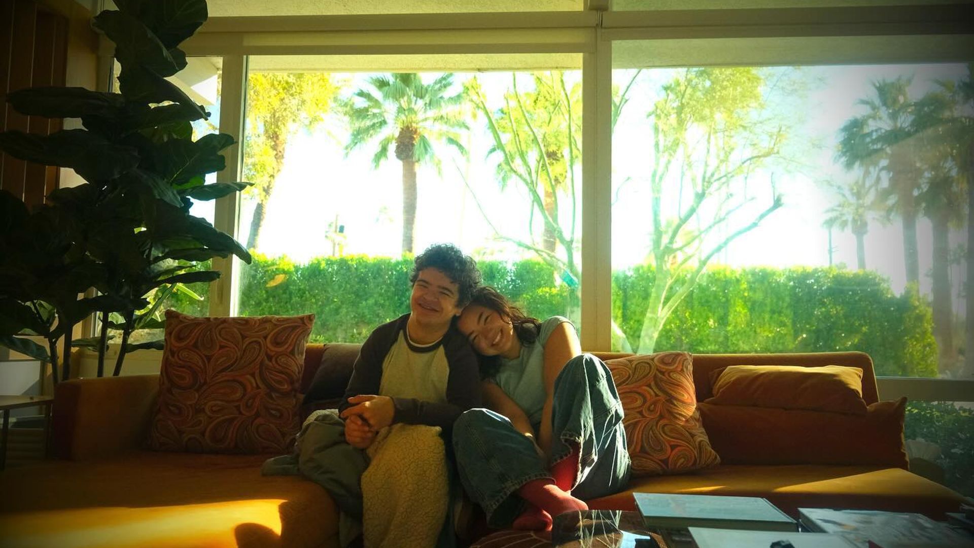 Гейтен Матараццо и Лиззи Ю сидят рядом на диване