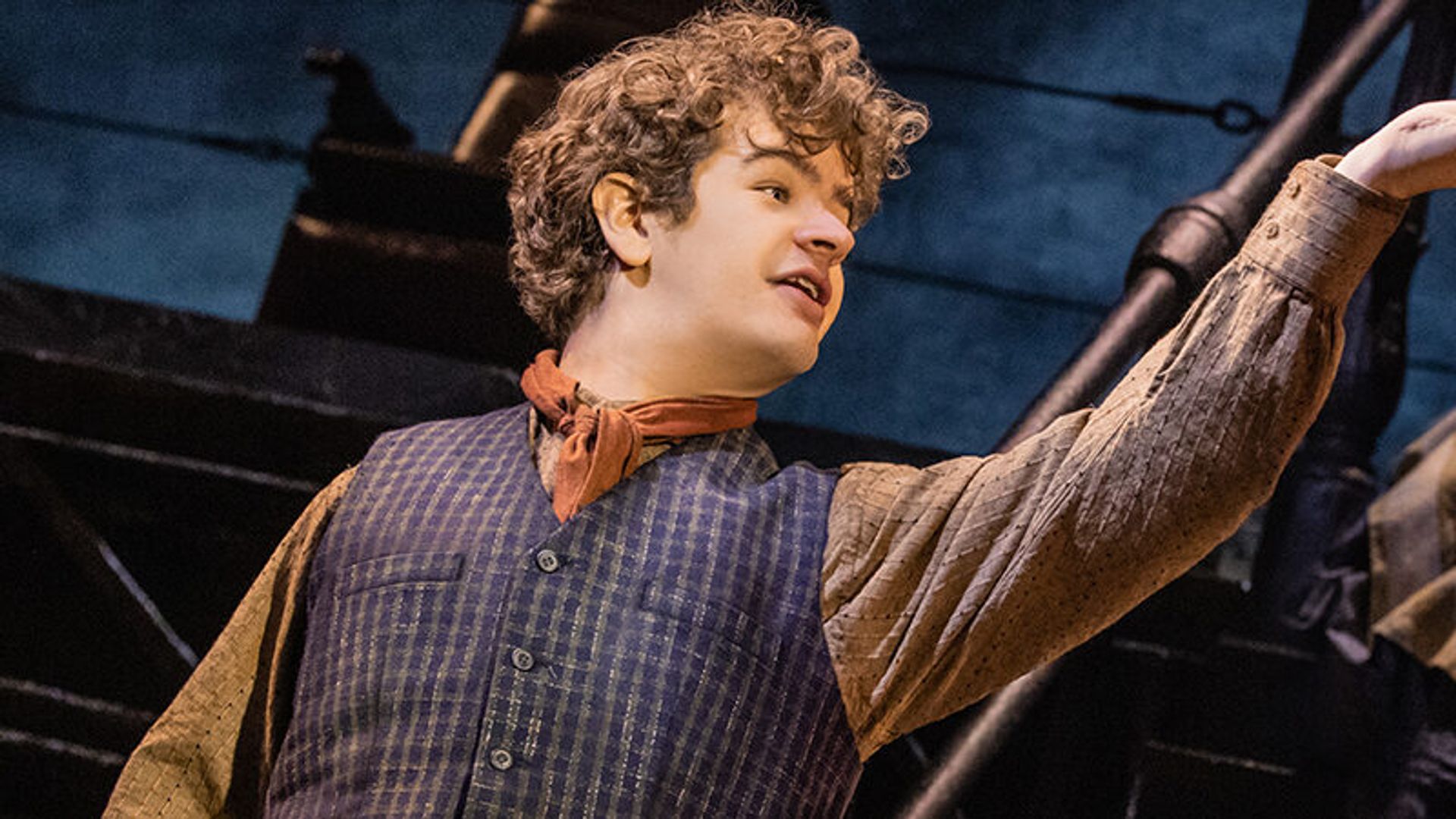 Гейтен Матараццо в костюме викторианской эпохи поднимает руку