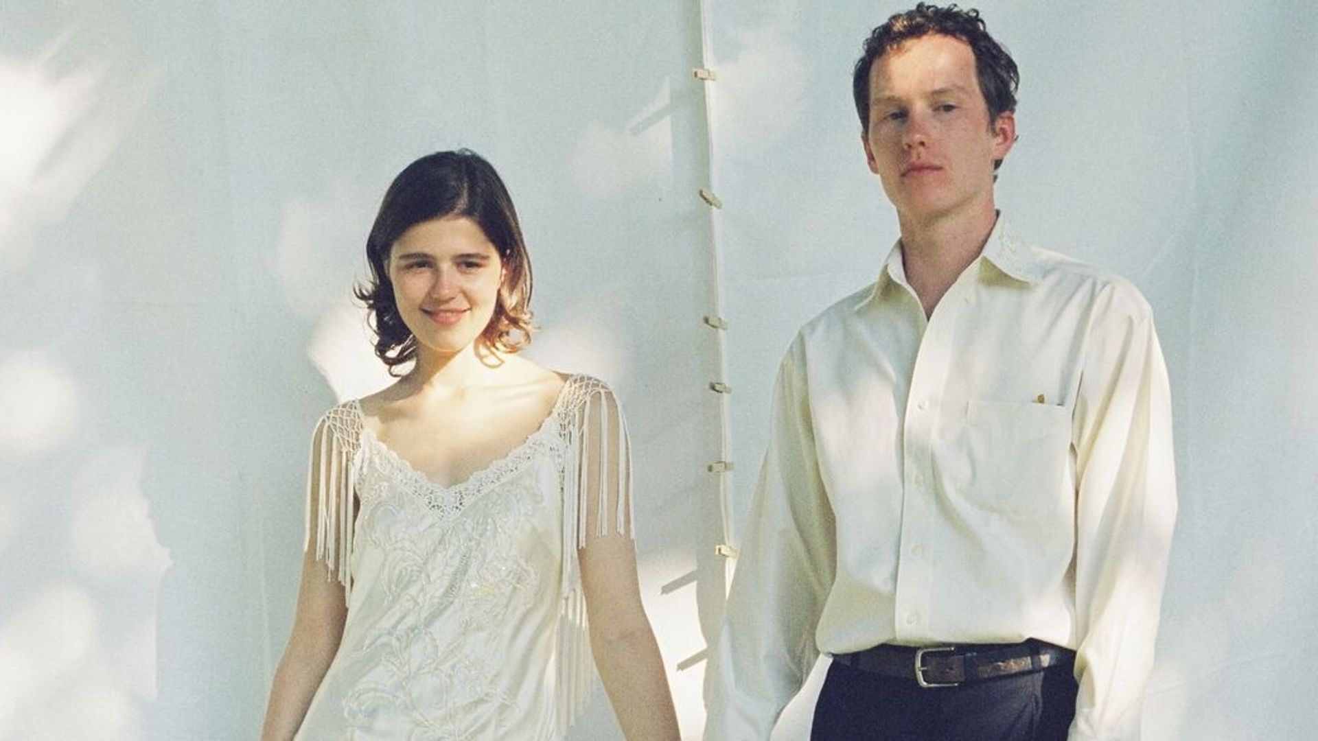 Мария Мацель и Илларион Маров в свадебных нарядах держатся за руки