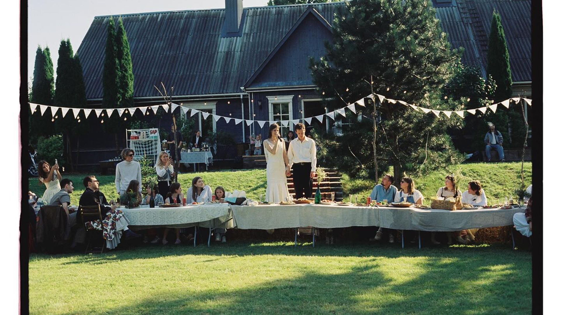 Мария Мацель и Илларион Маров в деревне на фоне свадебного стола