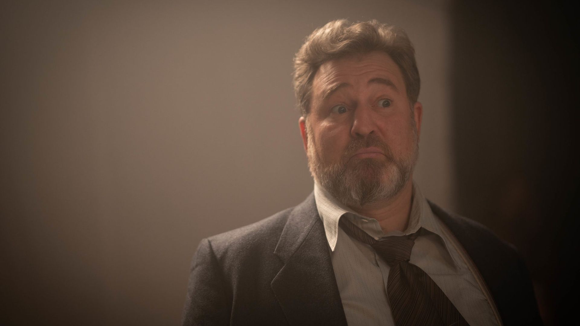 Алексей Розин в костюме с удивленным выражением лица