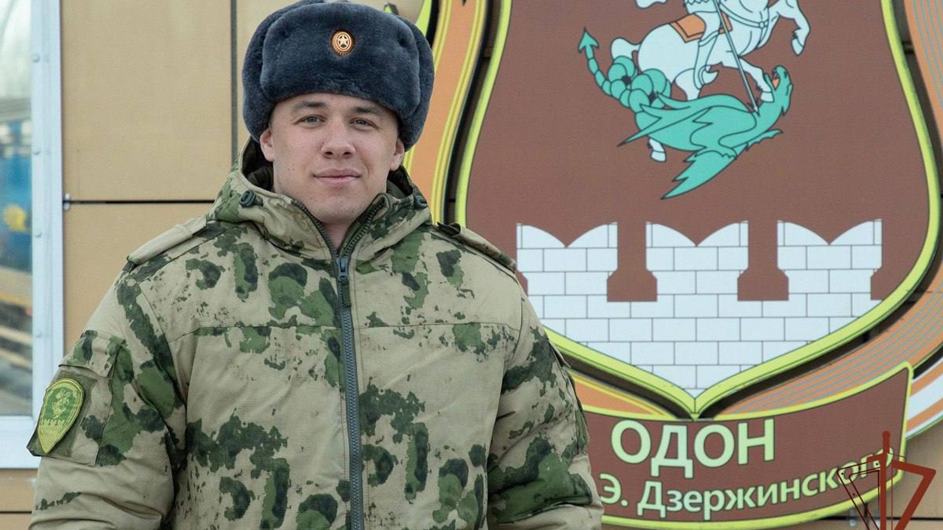 Рэпер Макан в зимней военной форме на фоне военной части