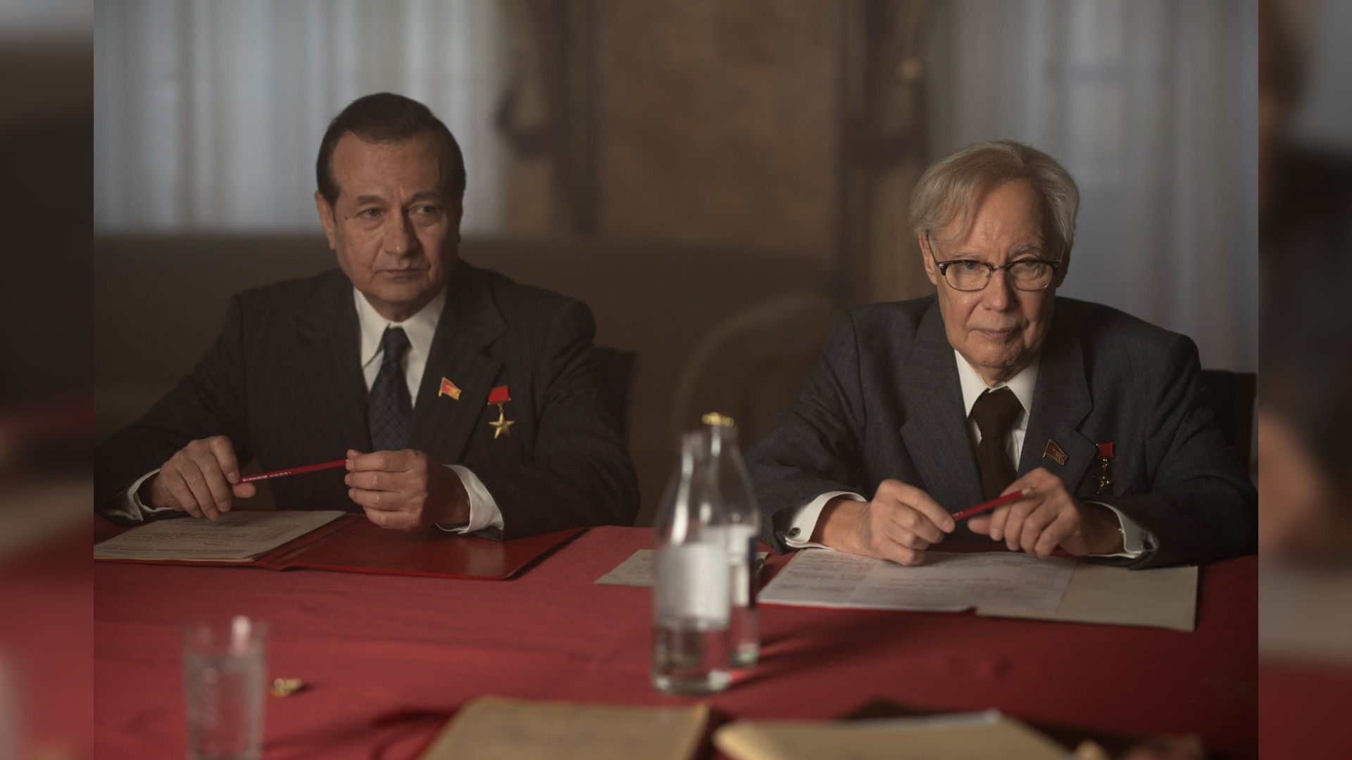 Два члена политбюро сидят за столом, кадр из сериала Дорогой Вилли