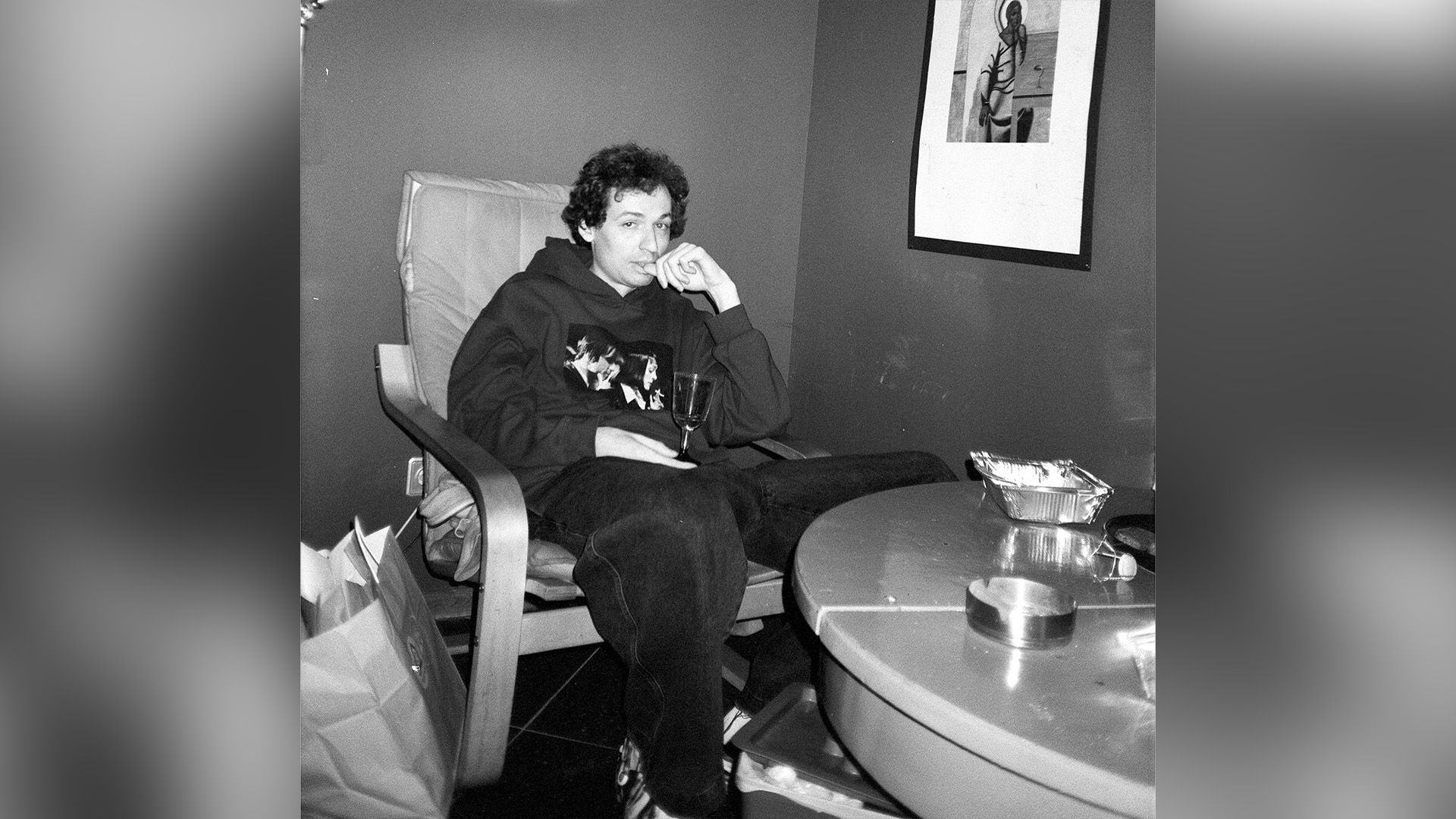 Владимир Золотухин с задумчивым лицом сидит в кресле