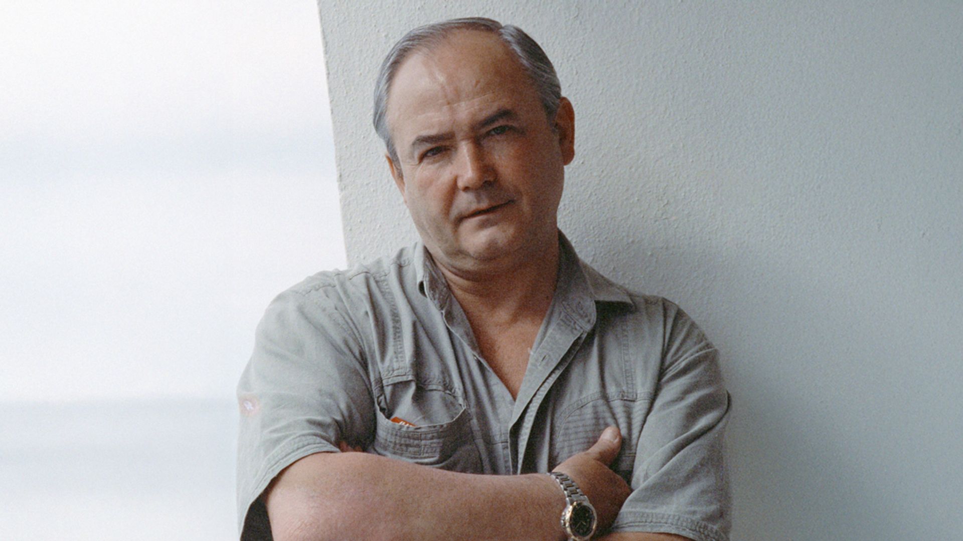 Всеволод Шиловский в молодости, стоит в закрытой позе на фоне стены