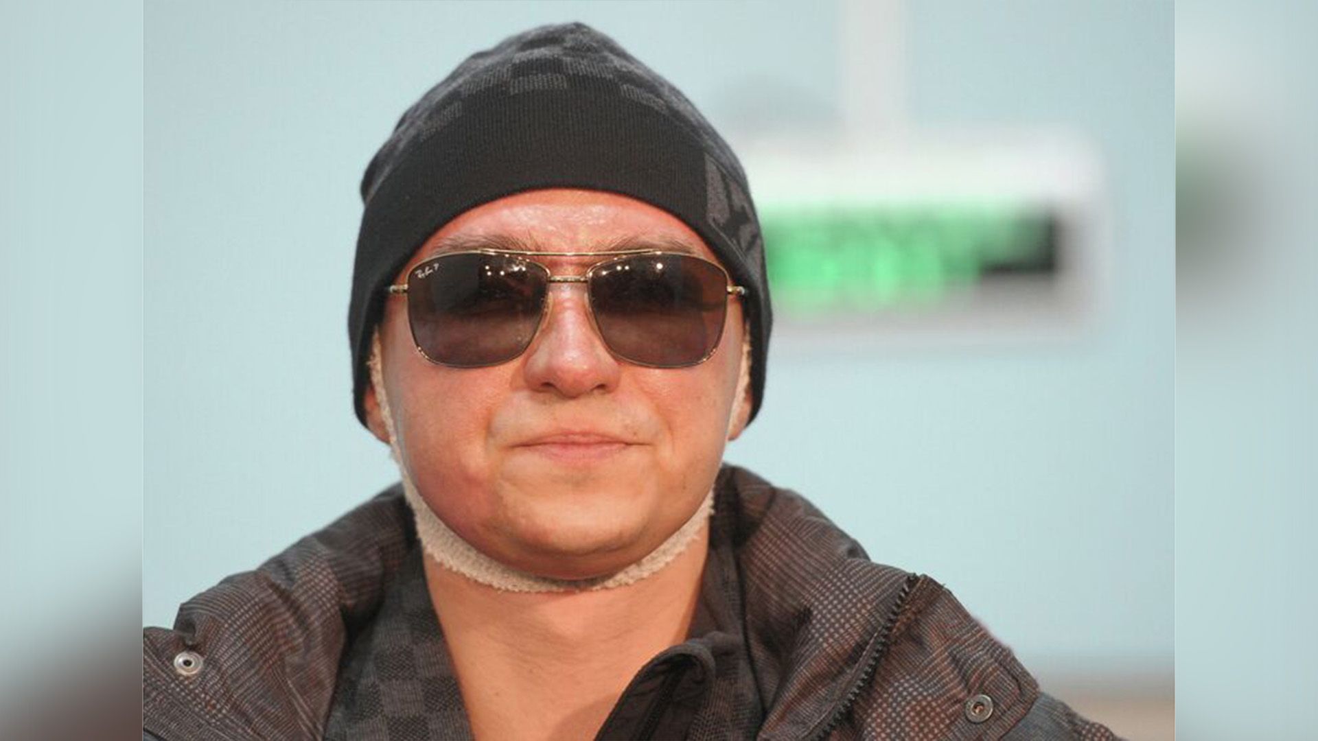Сергей Филин в тёмных очках, шапке и перебинтованой головой