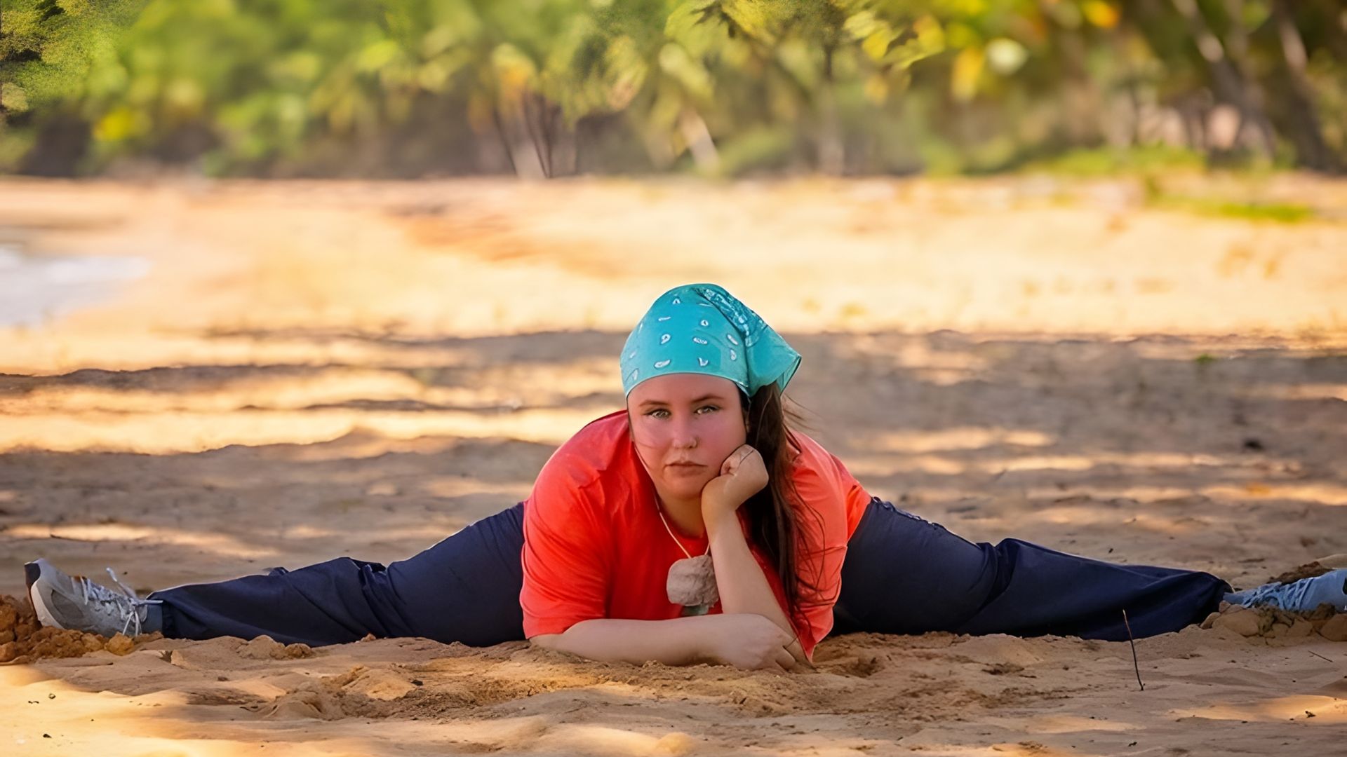 Альбина Кабалина на пляже садится на шпагат